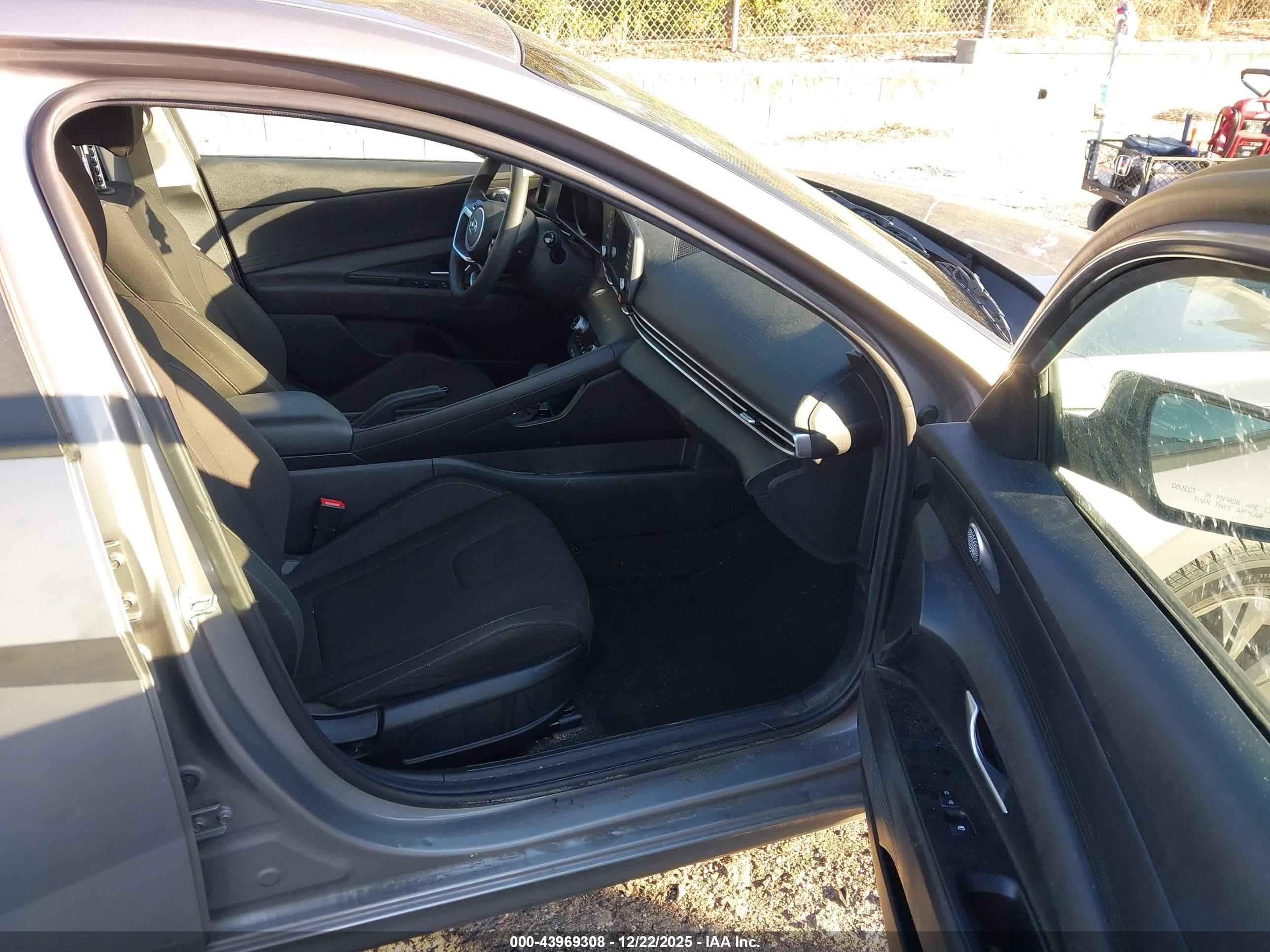 HYUNDAI ELANTRA image 5