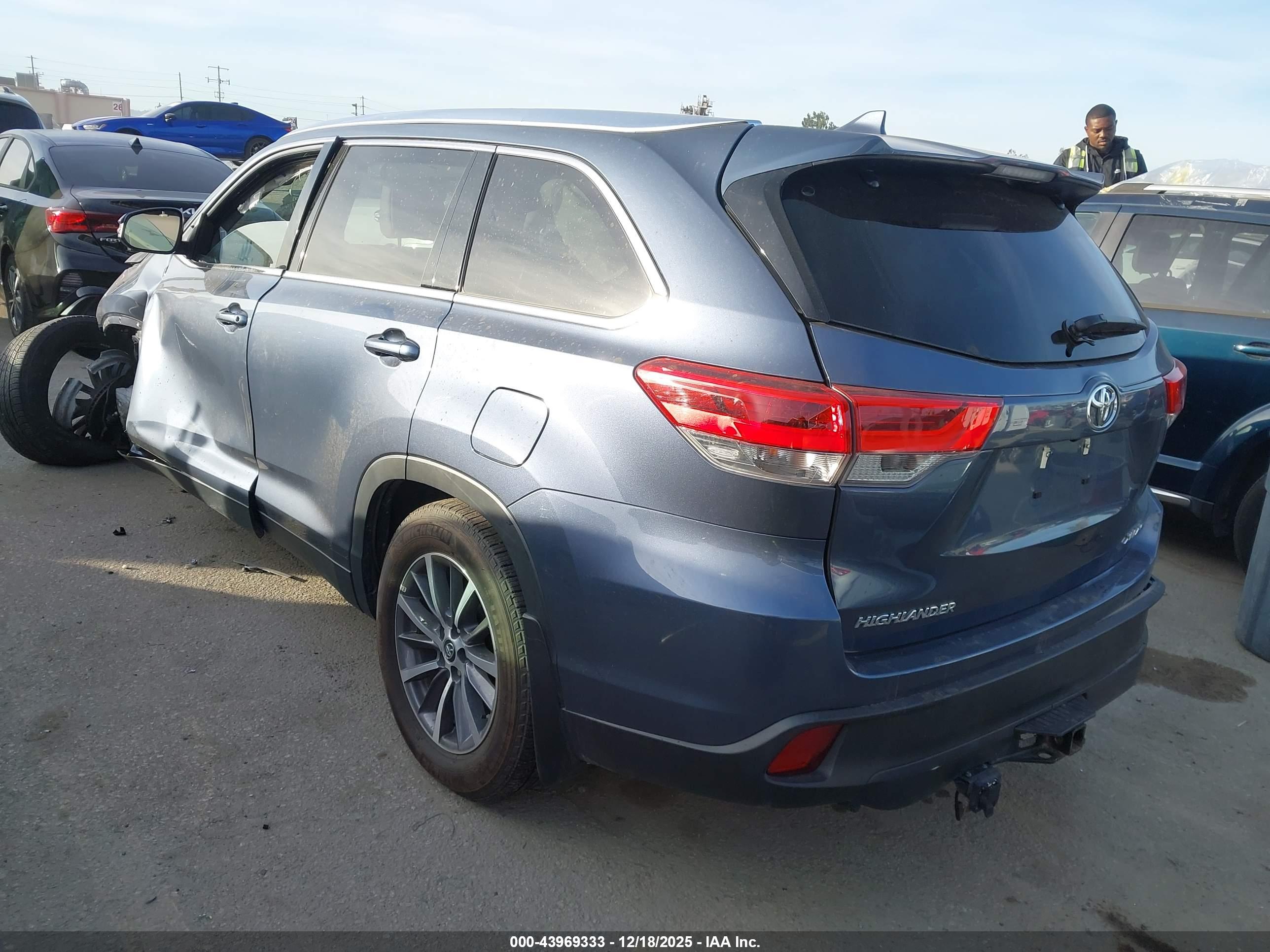 TOYOTA HIGHLANDER image 3
