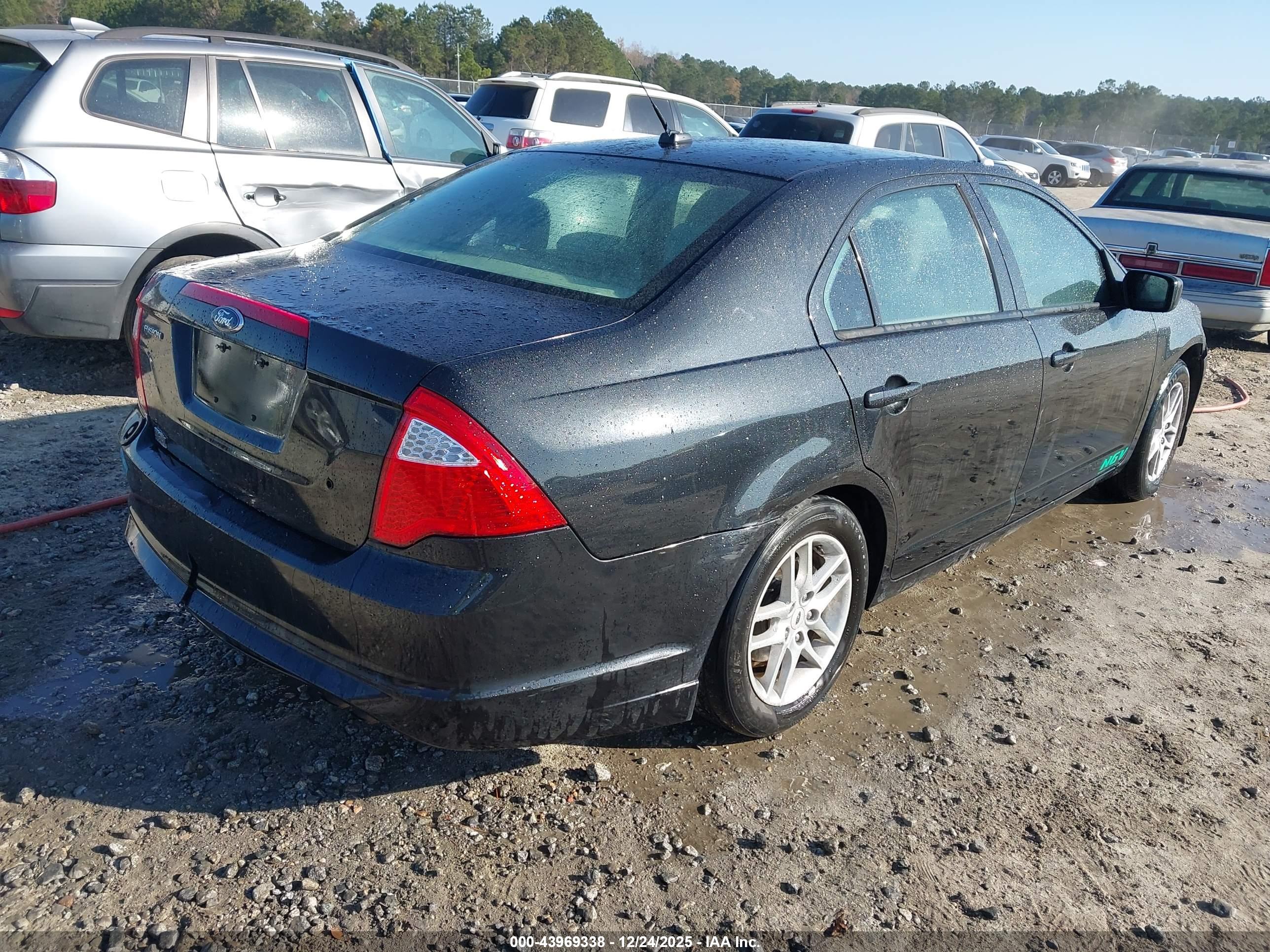 FORD FUSION image 4