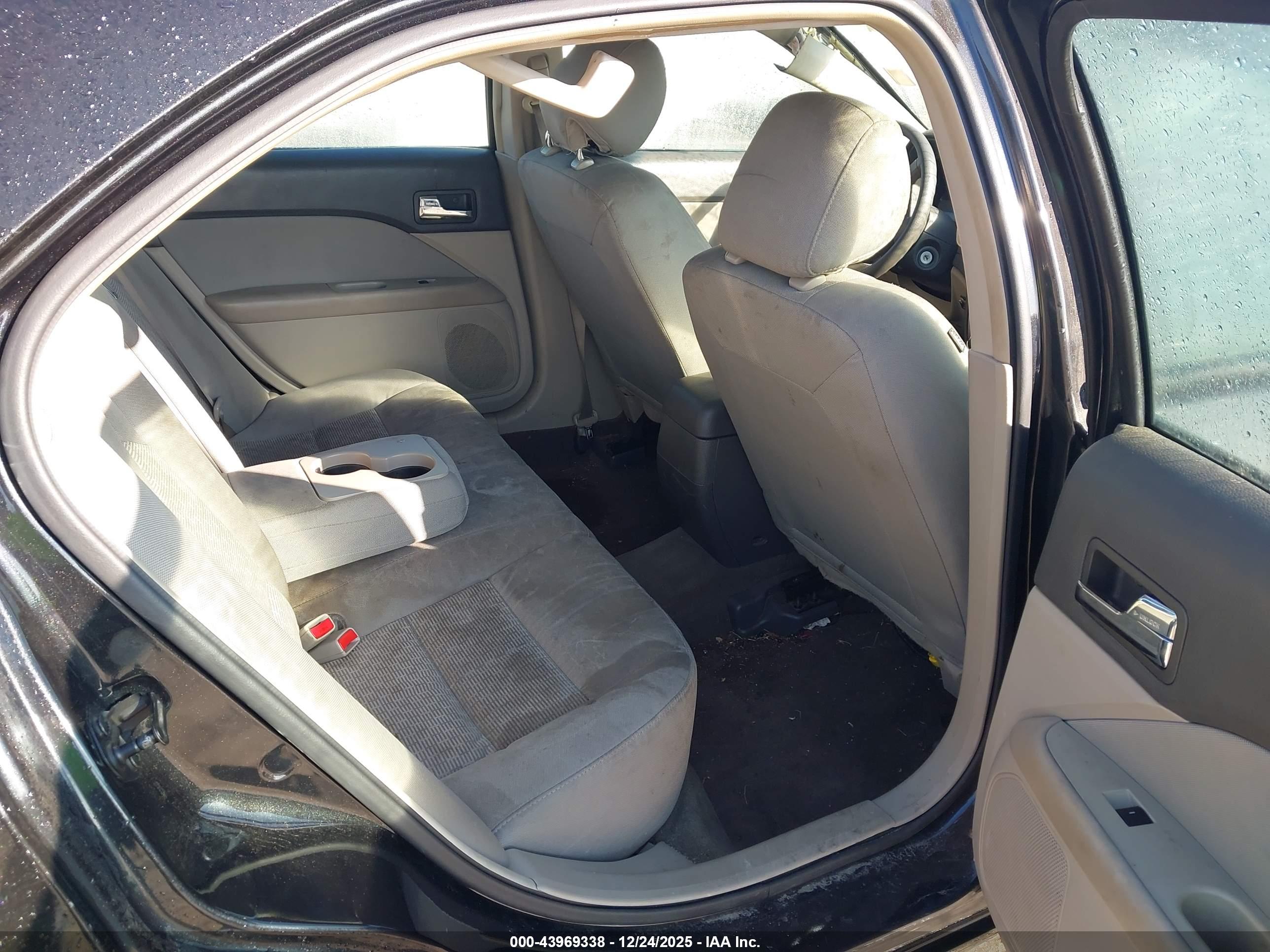 FORD FUSION image 8