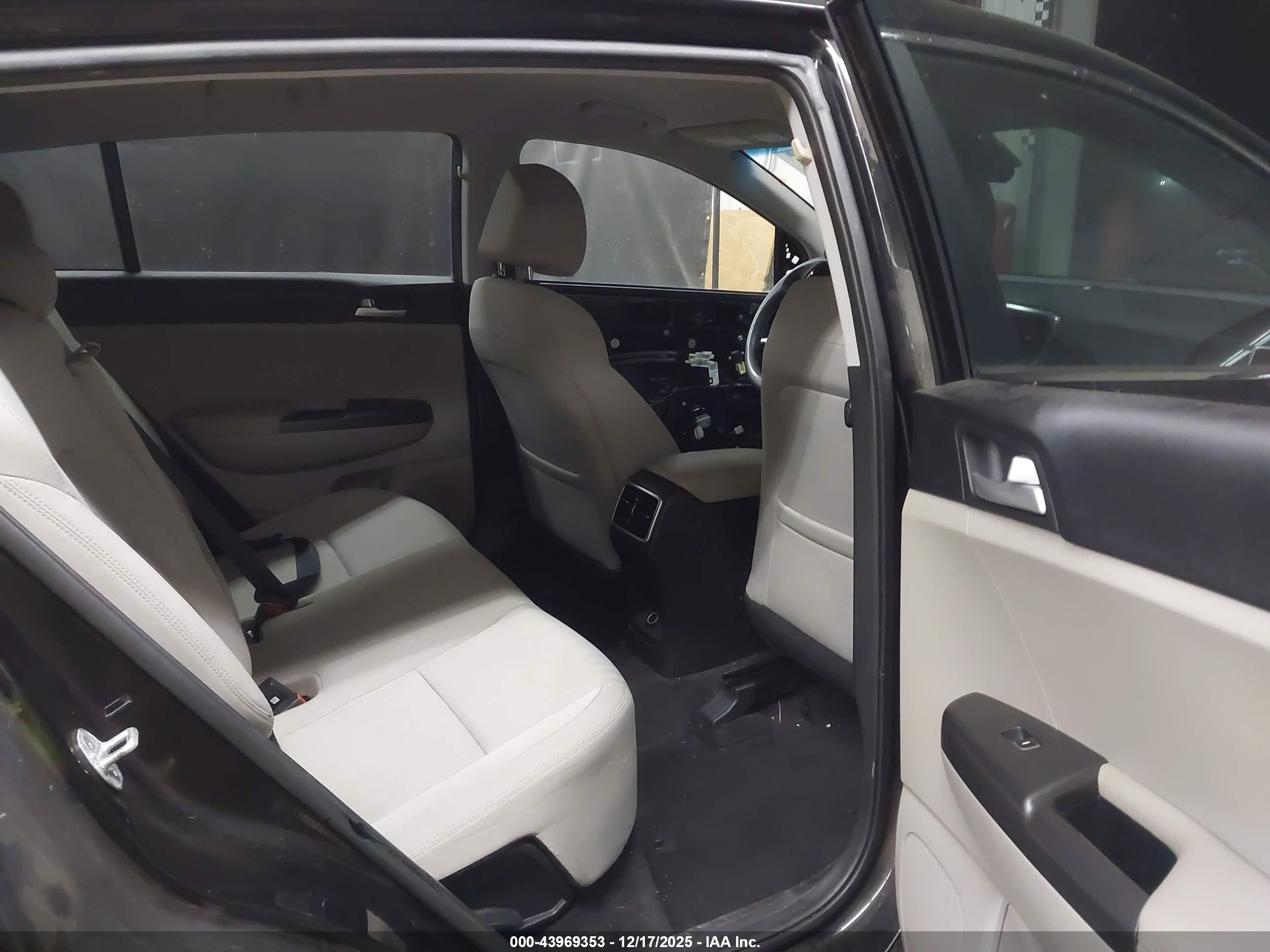 KIA SPORTAGE image 8