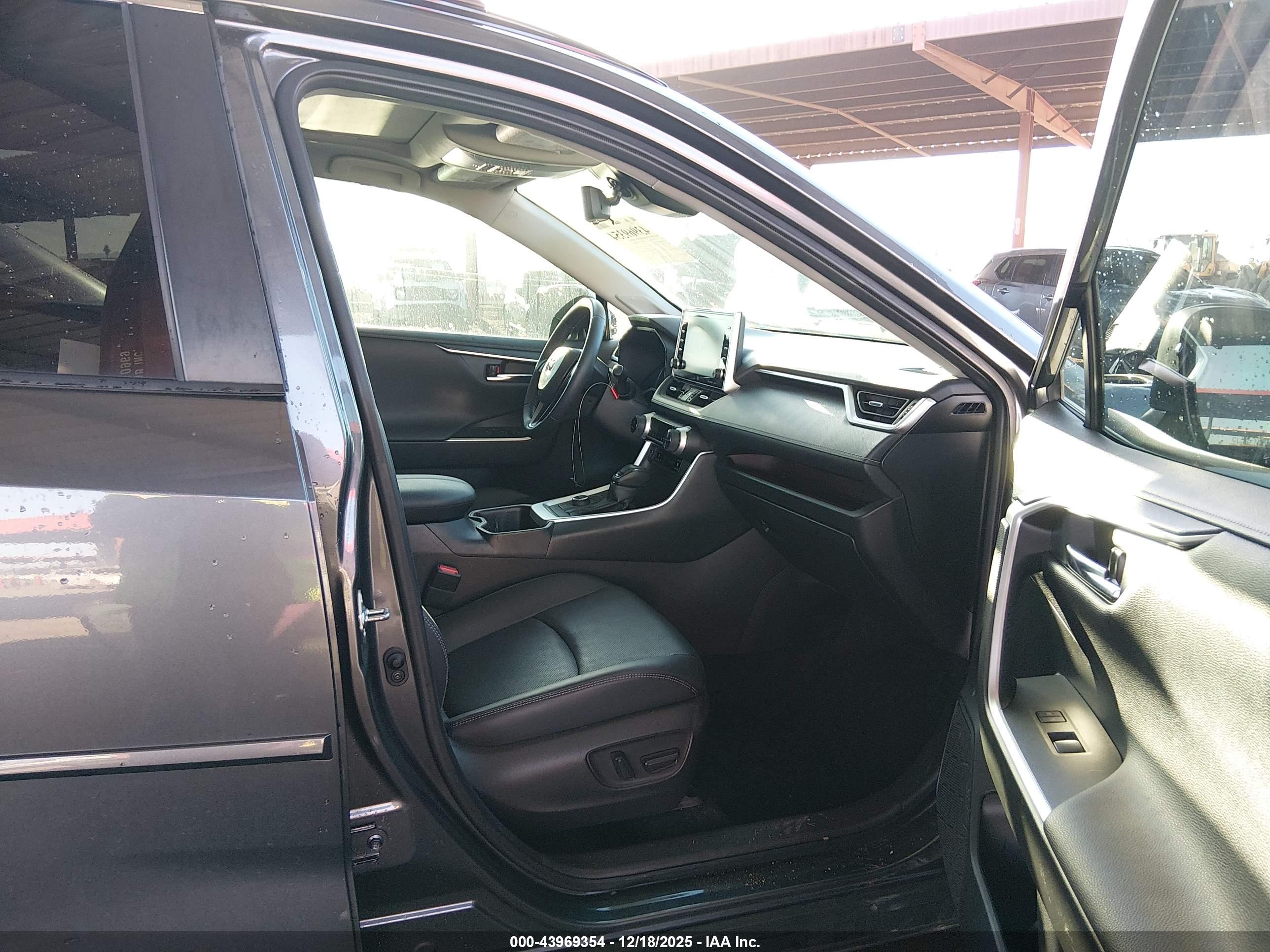 TOYOTA RAV4 image 5