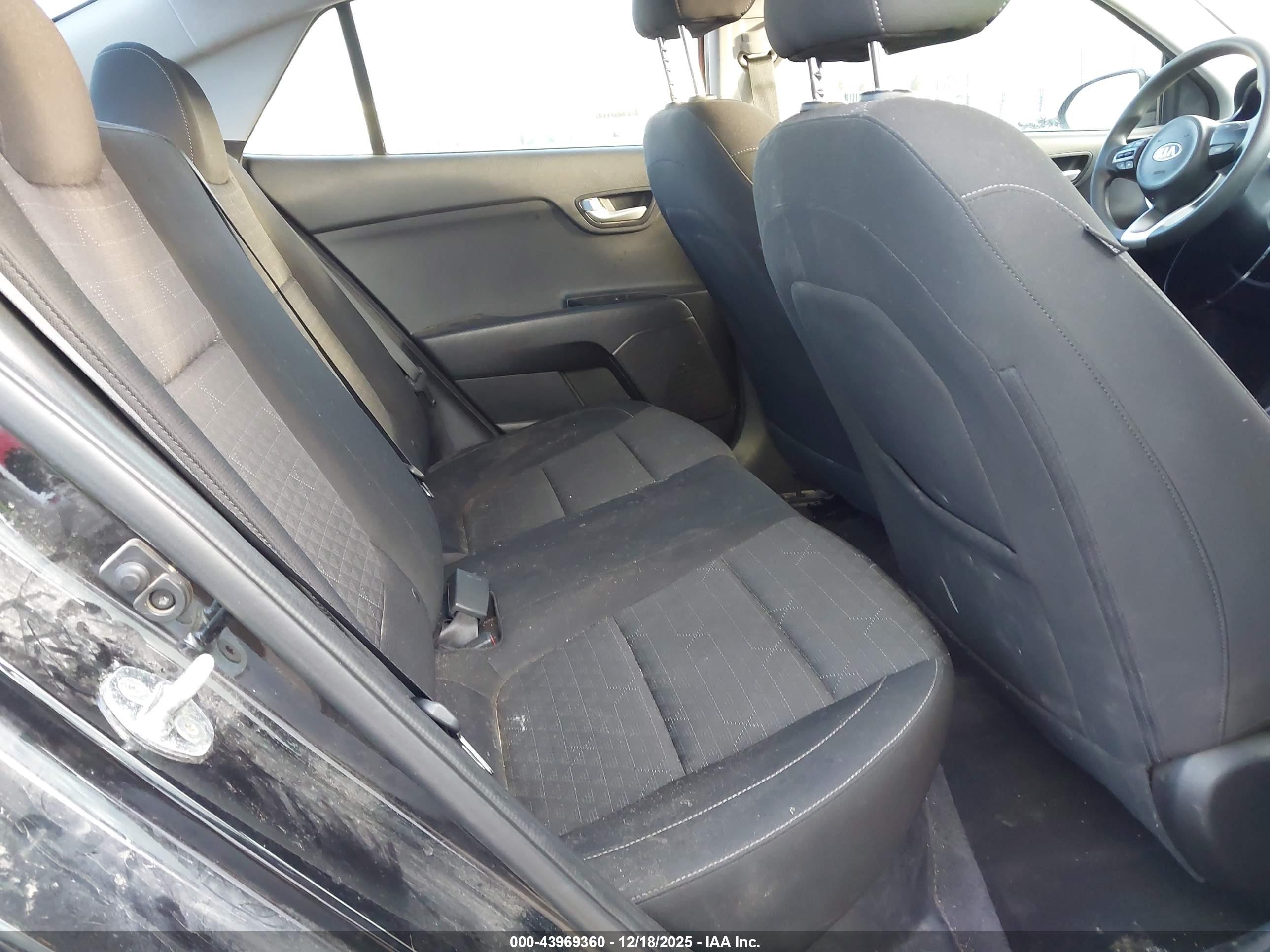 KIA RIO image 8