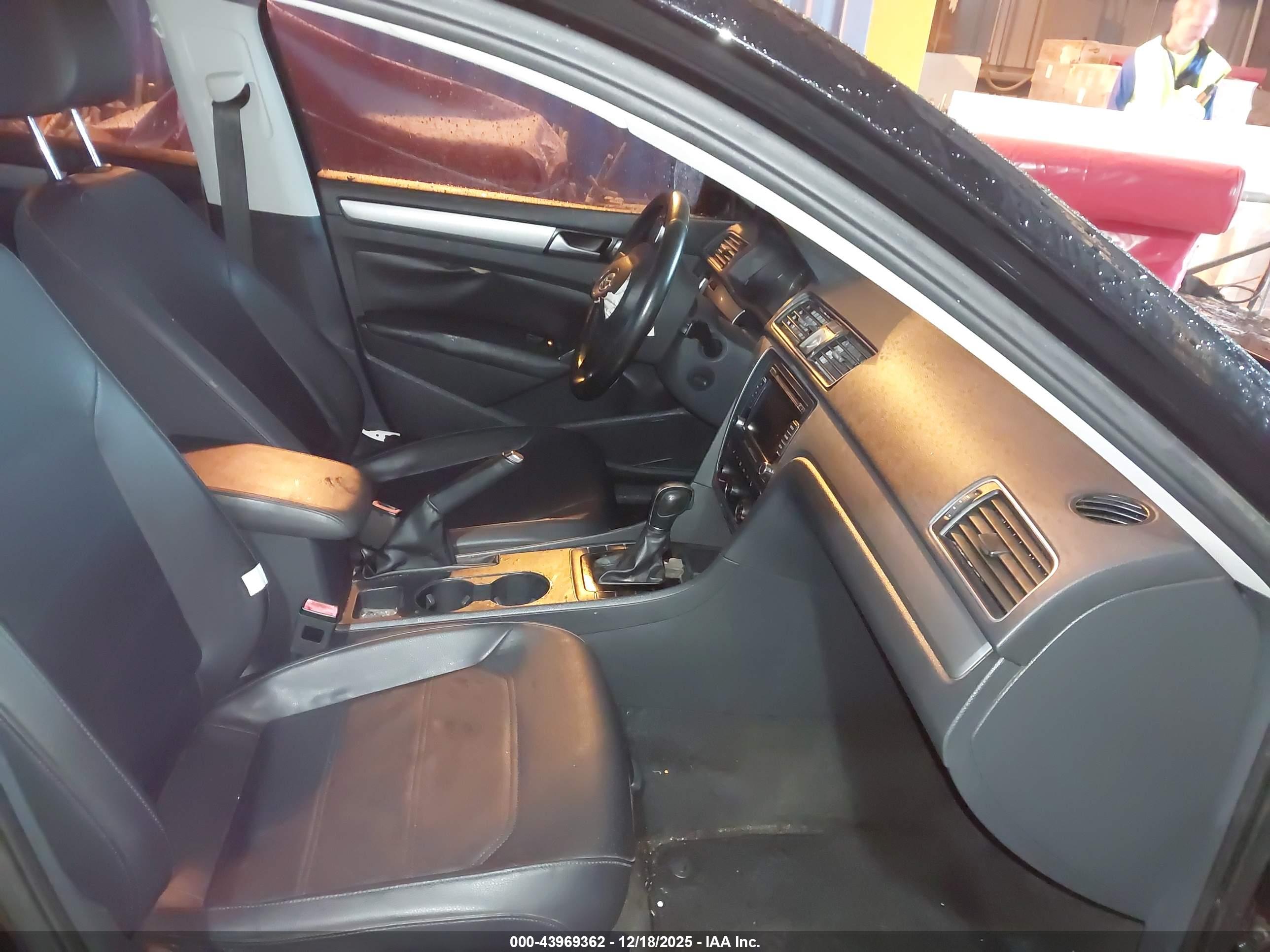 VOLKSWAGEN PASSAT image 5