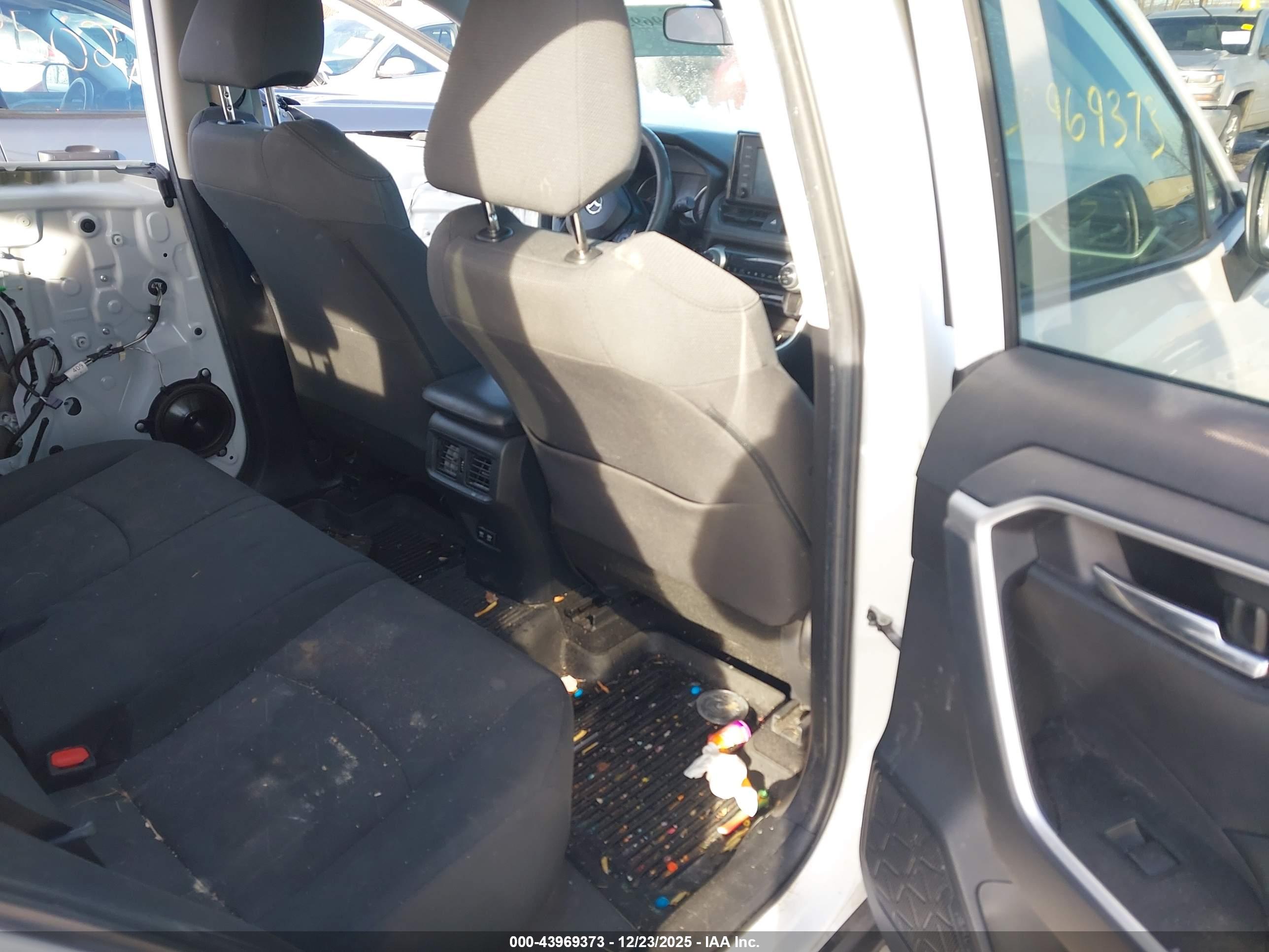 TOYOTA RAV4 image 8