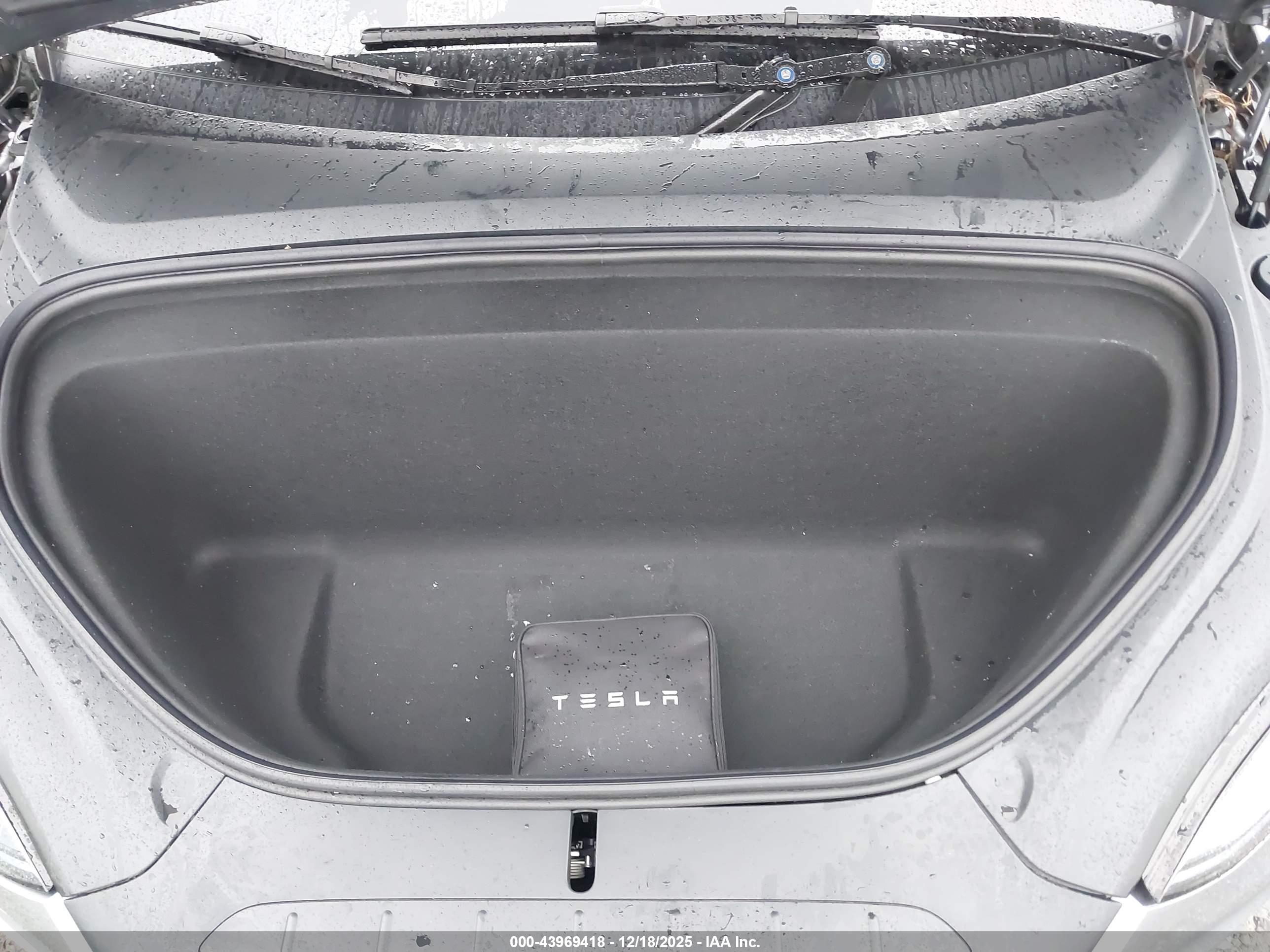 TESLA MODEL image 10