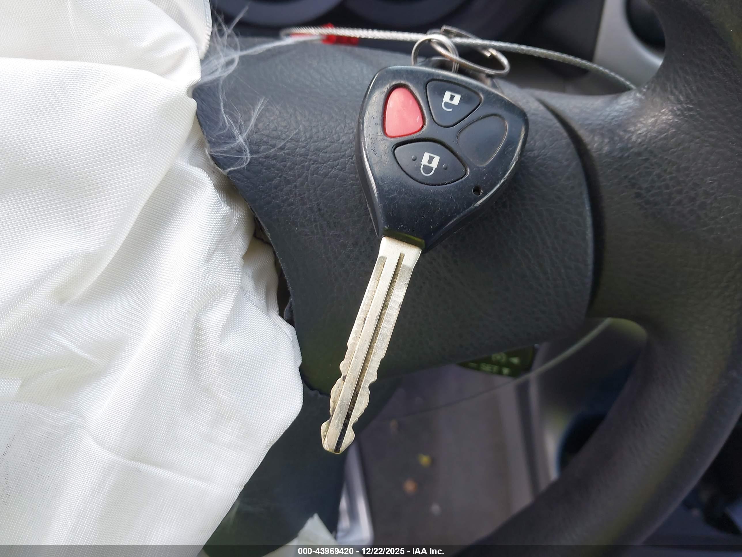 TOYOTA RAV4 image 11