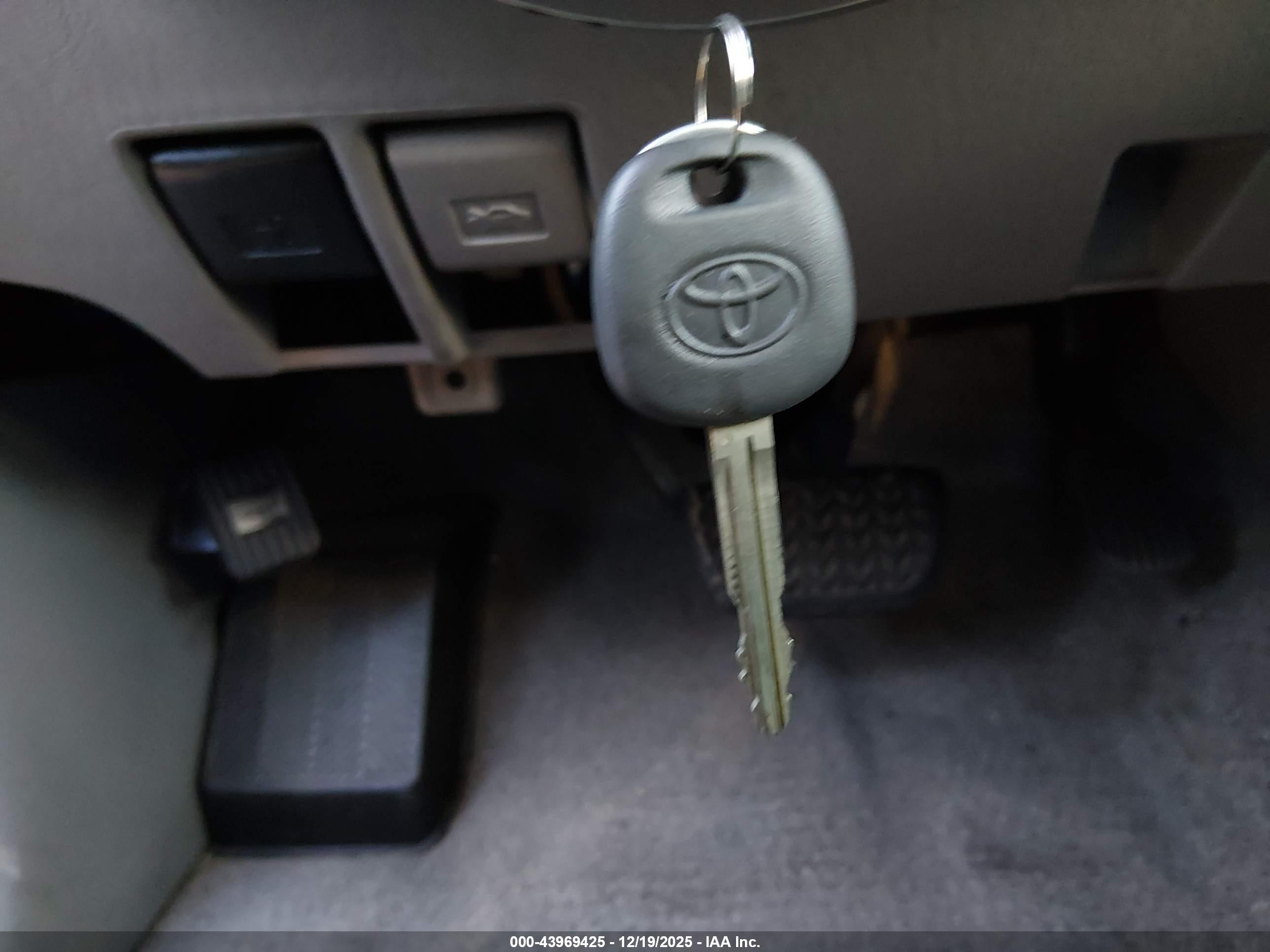 TOYOTA 4RUNNER image 11