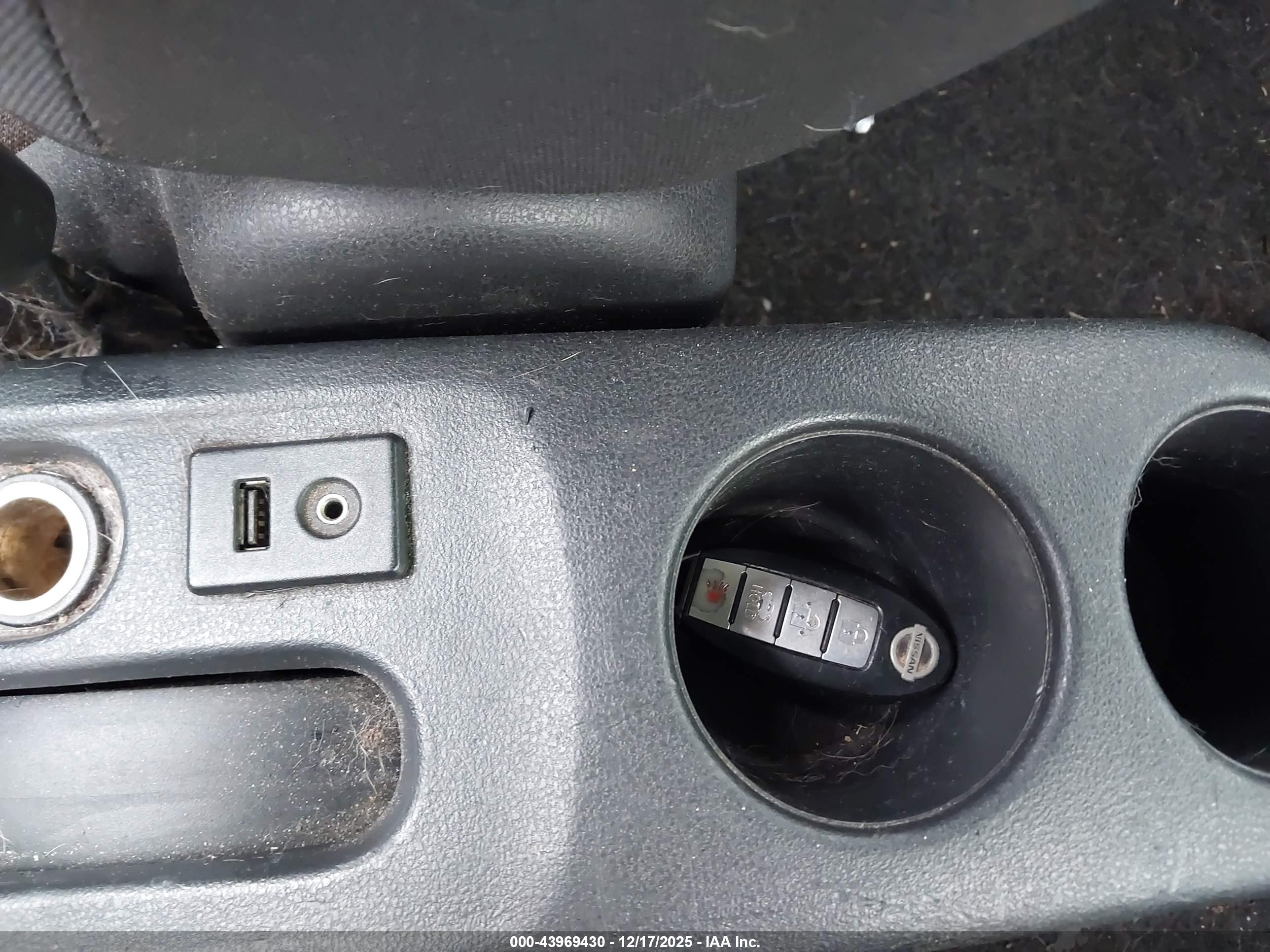 NISSAN VERSA image 11