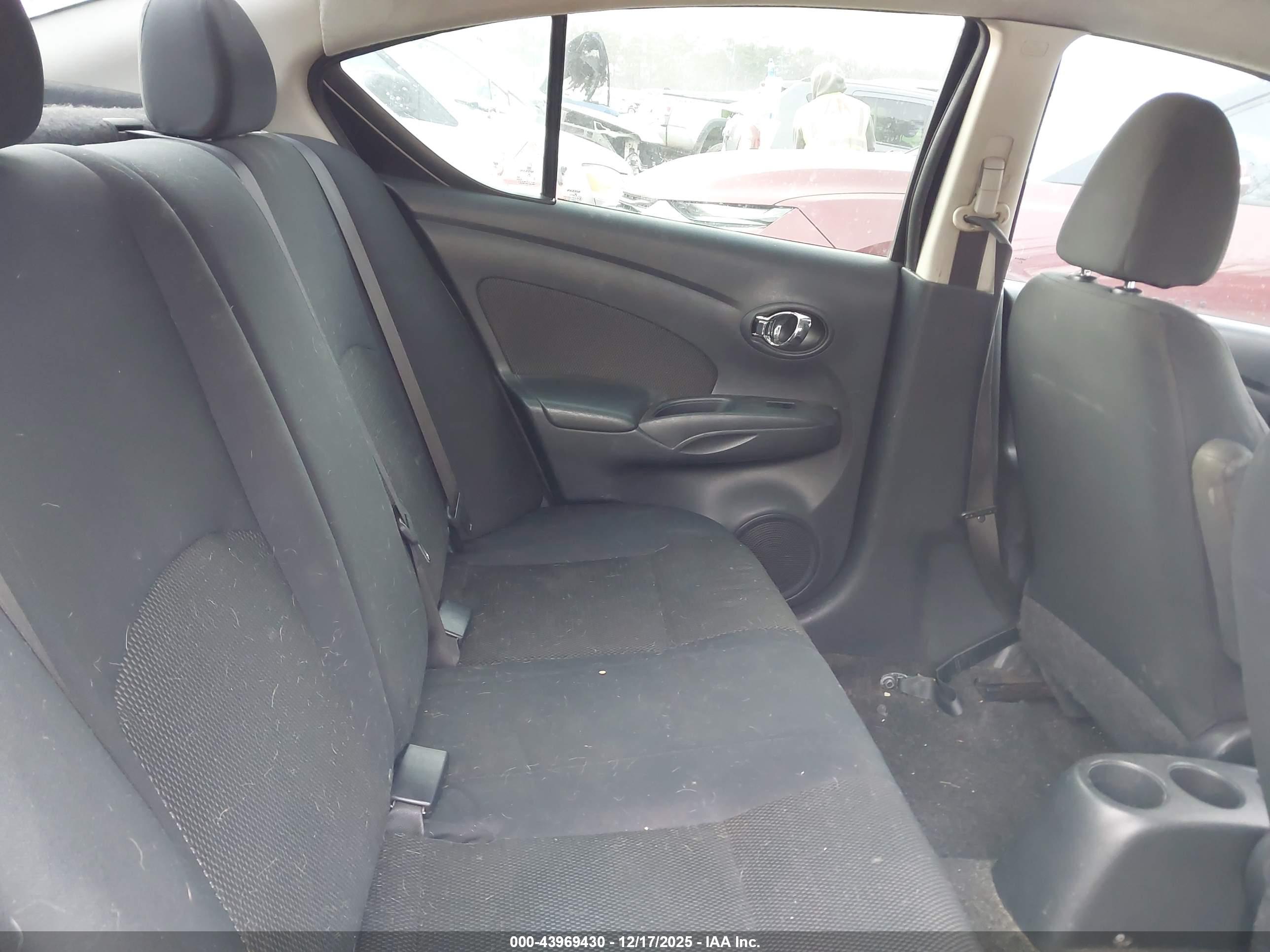 NISSAN VERSA image 8