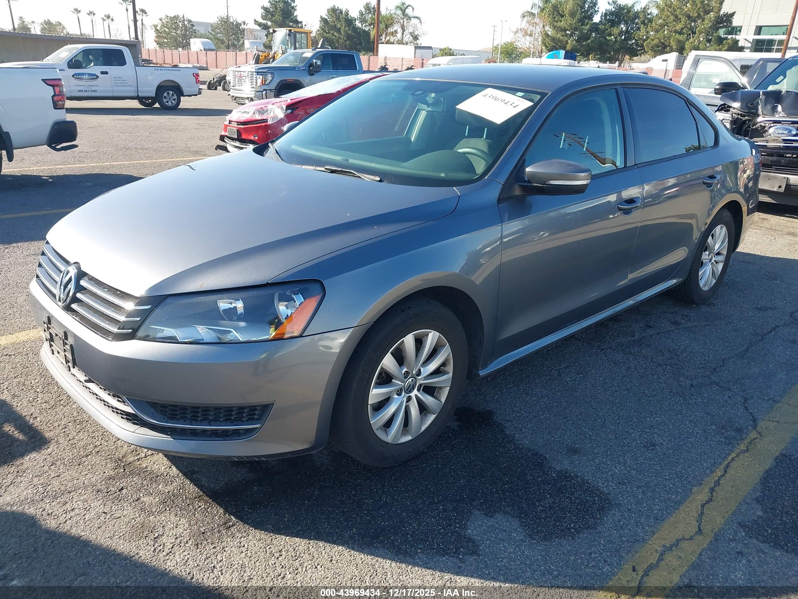 VOLKSWAGEN PASSAT image 2