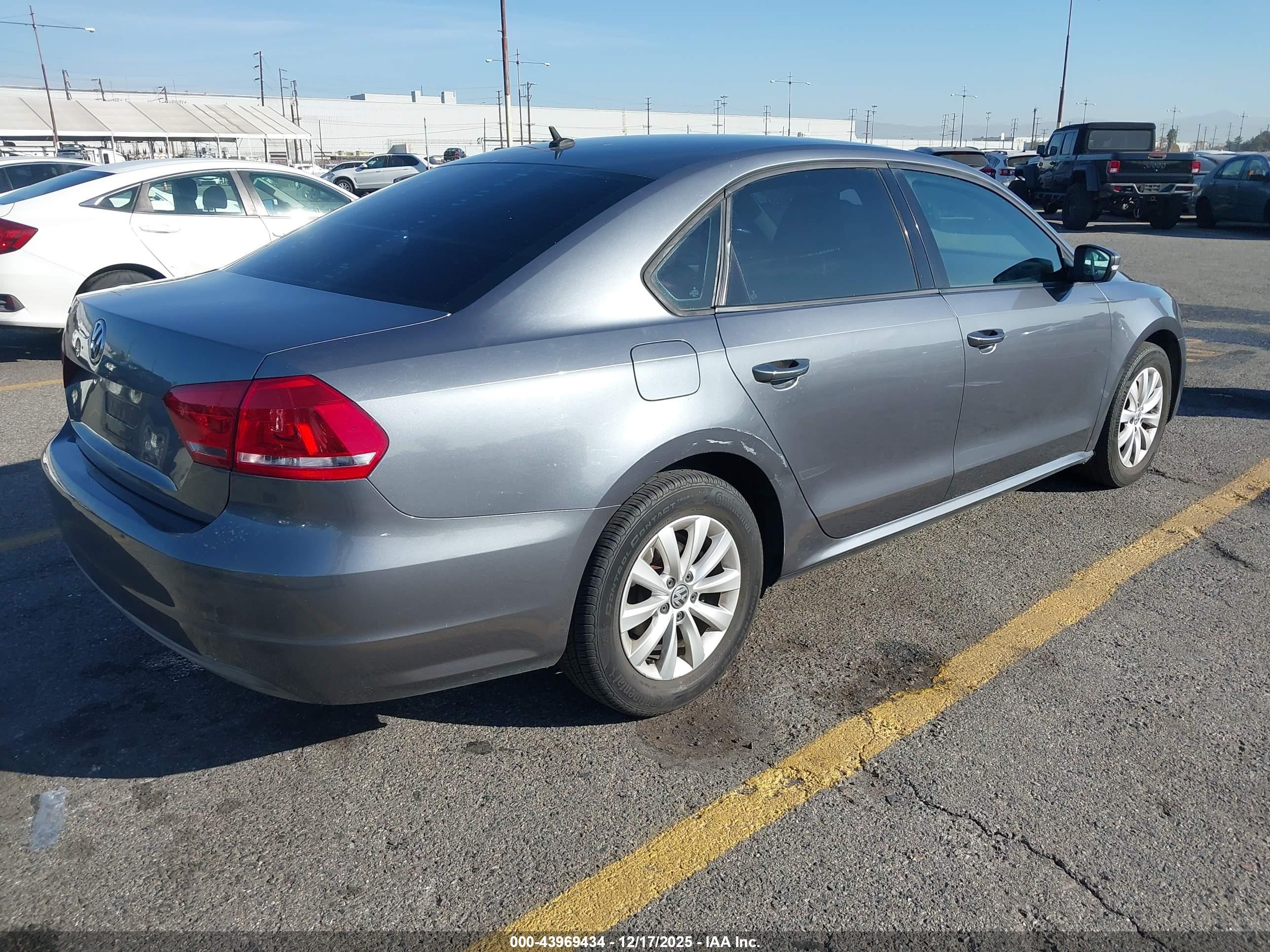 VOLKSWAGEN PASSAT image 4
