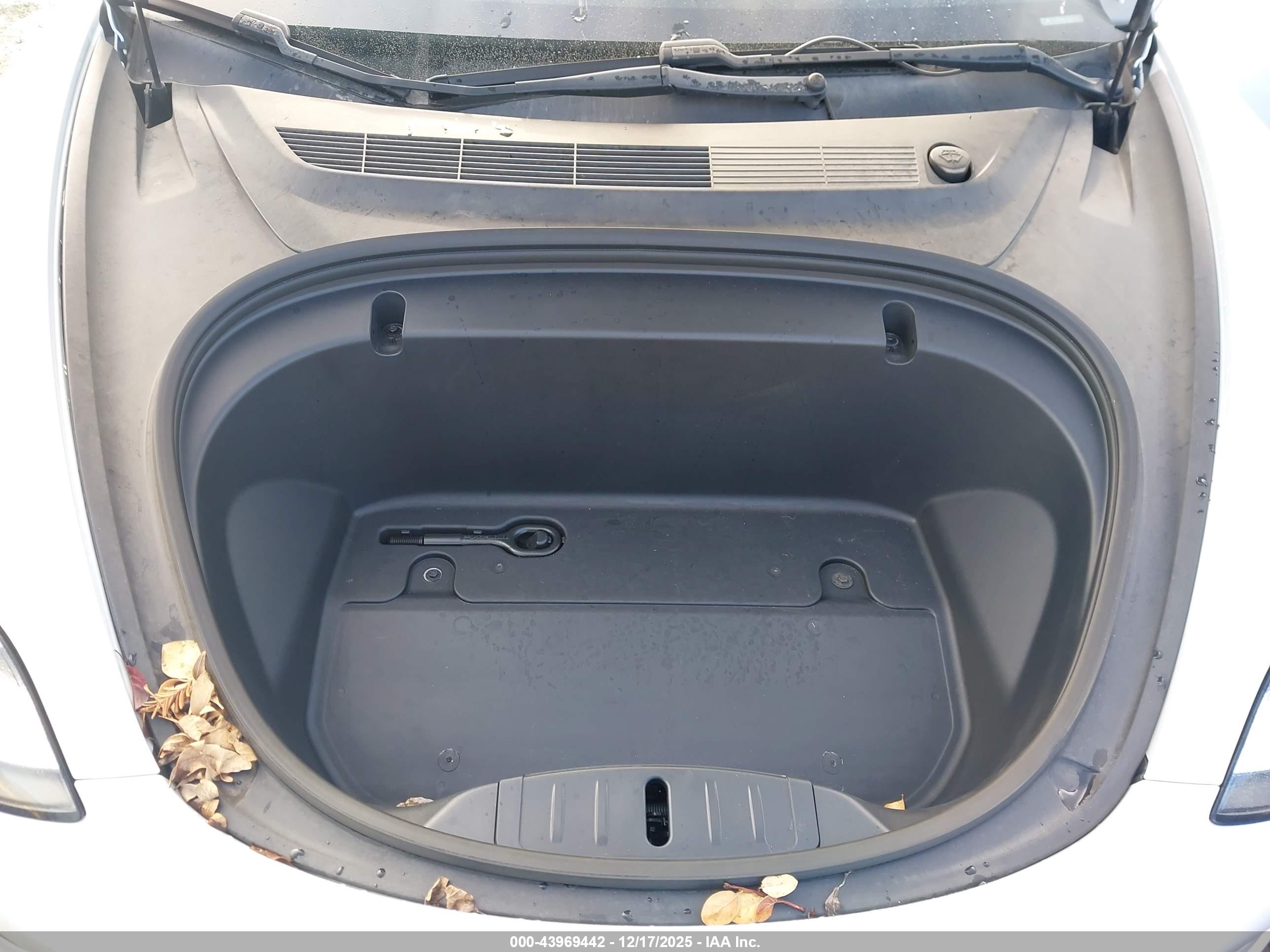 TESLA MODEL image 10