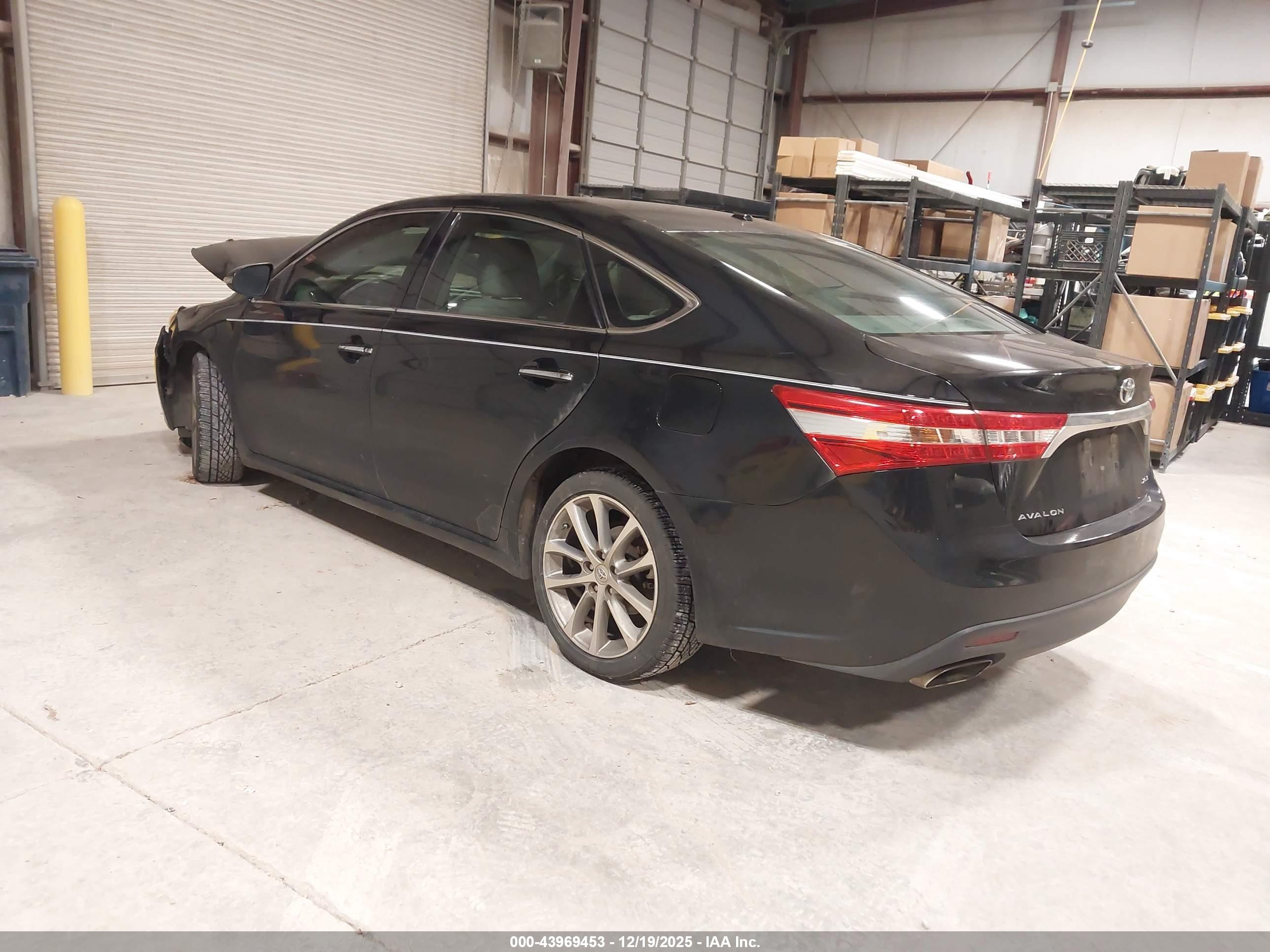 TOYOTA AVALON image 3