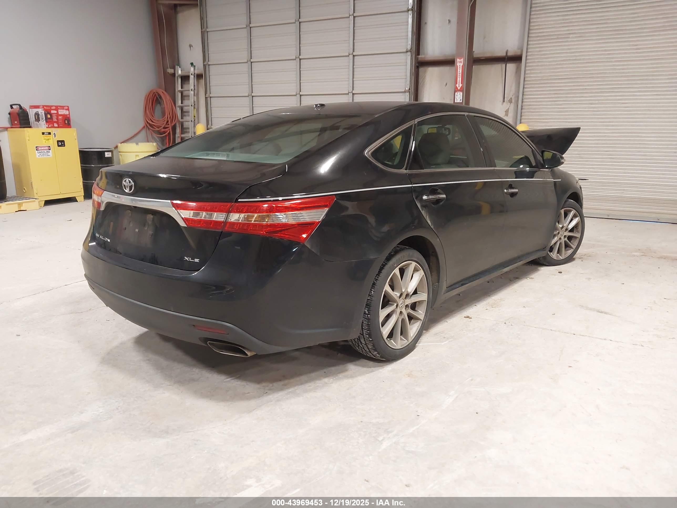 TOYOTA AVALON image 4