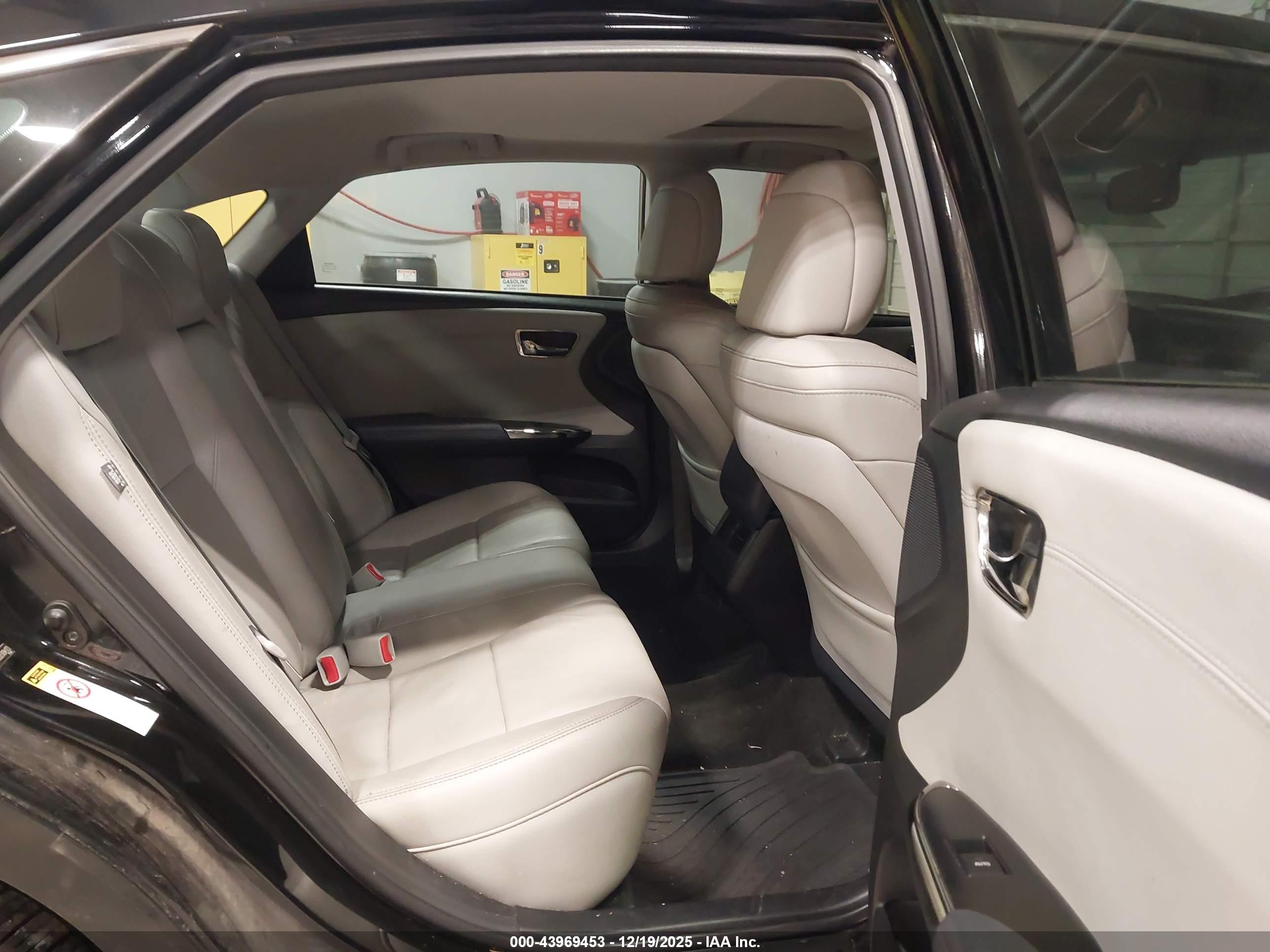 TOYOTA AVALON image 8
