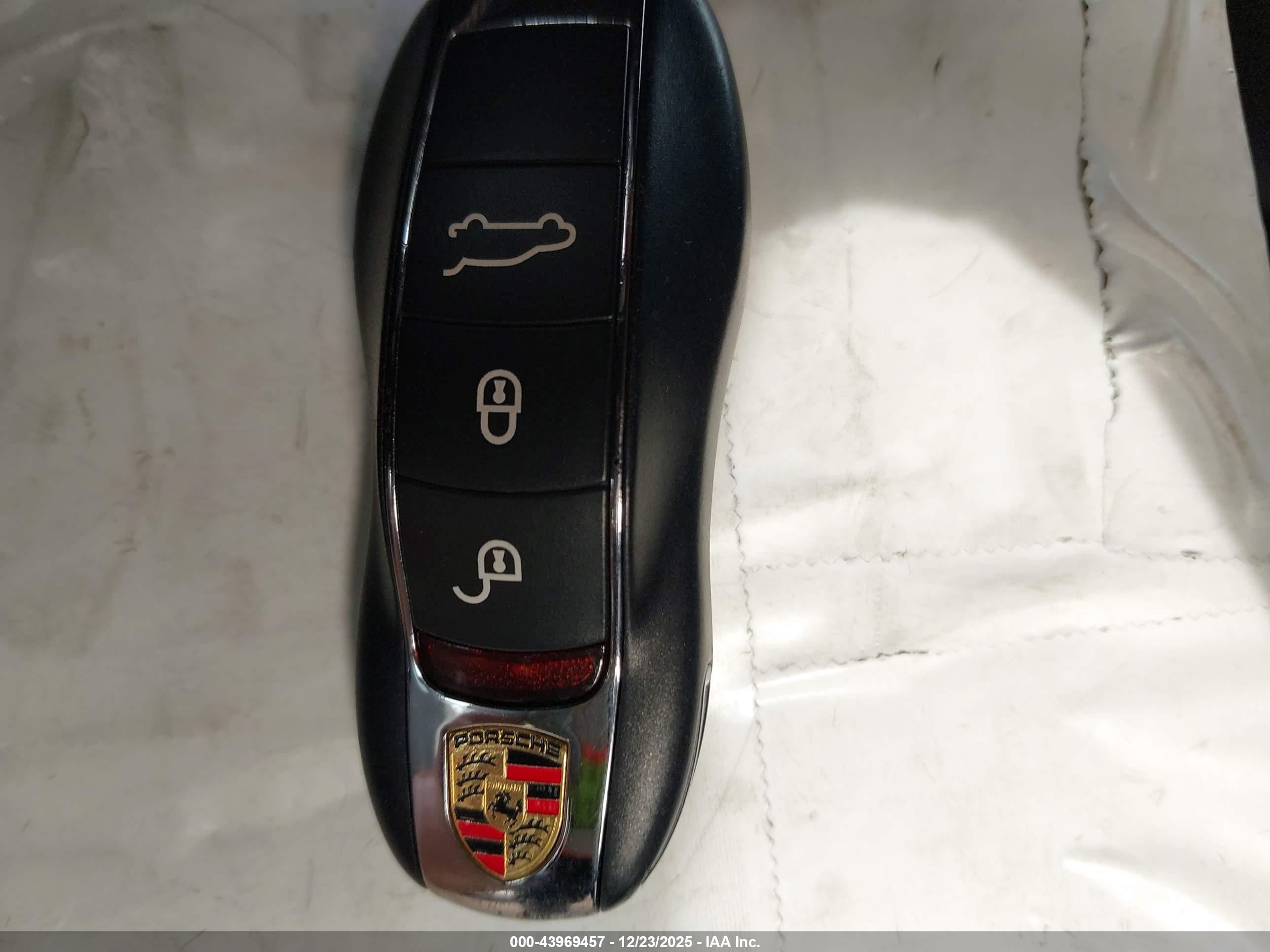 PORSCHE MACAN image 11
