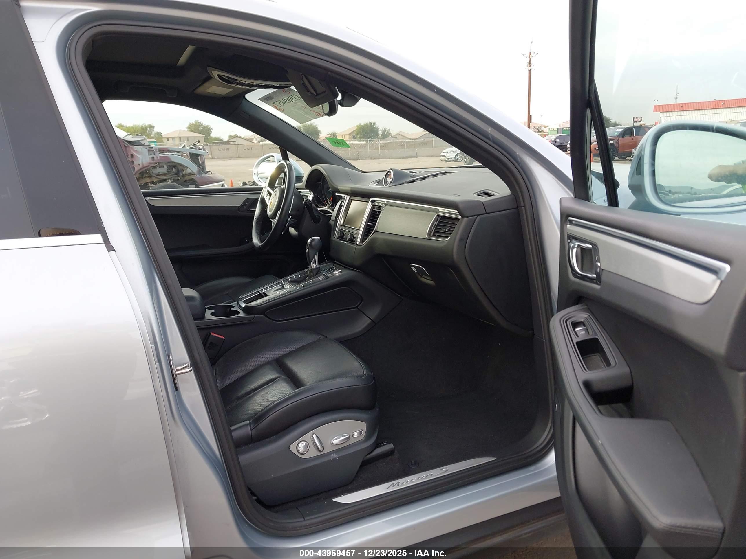 PORSCHE MACAN image 5