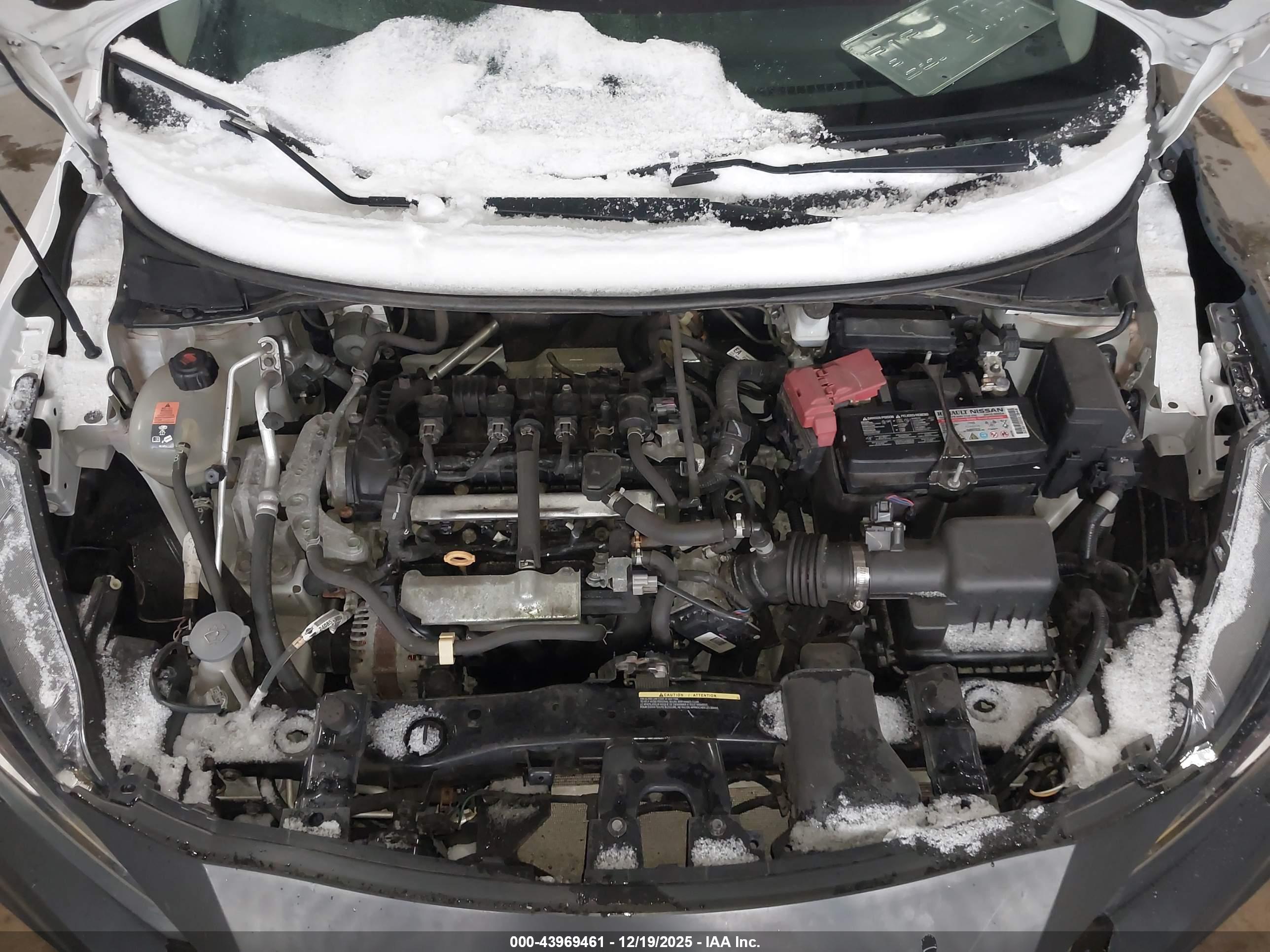 NISSAN VERSA image 10