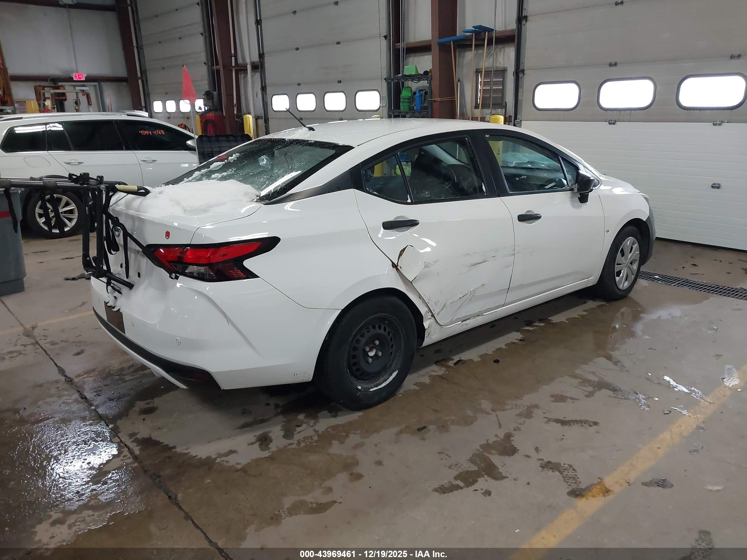 NISSAN VERSA image 4