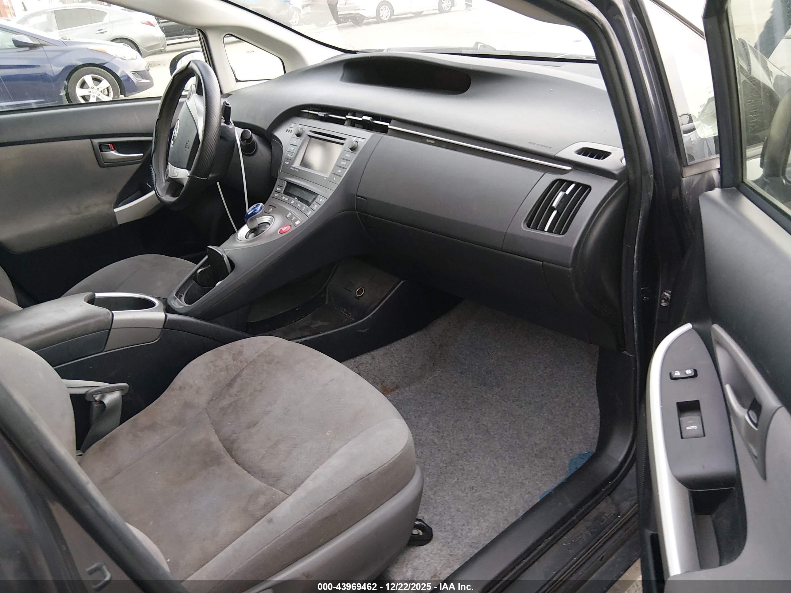TOYOTA PRIUS image 5