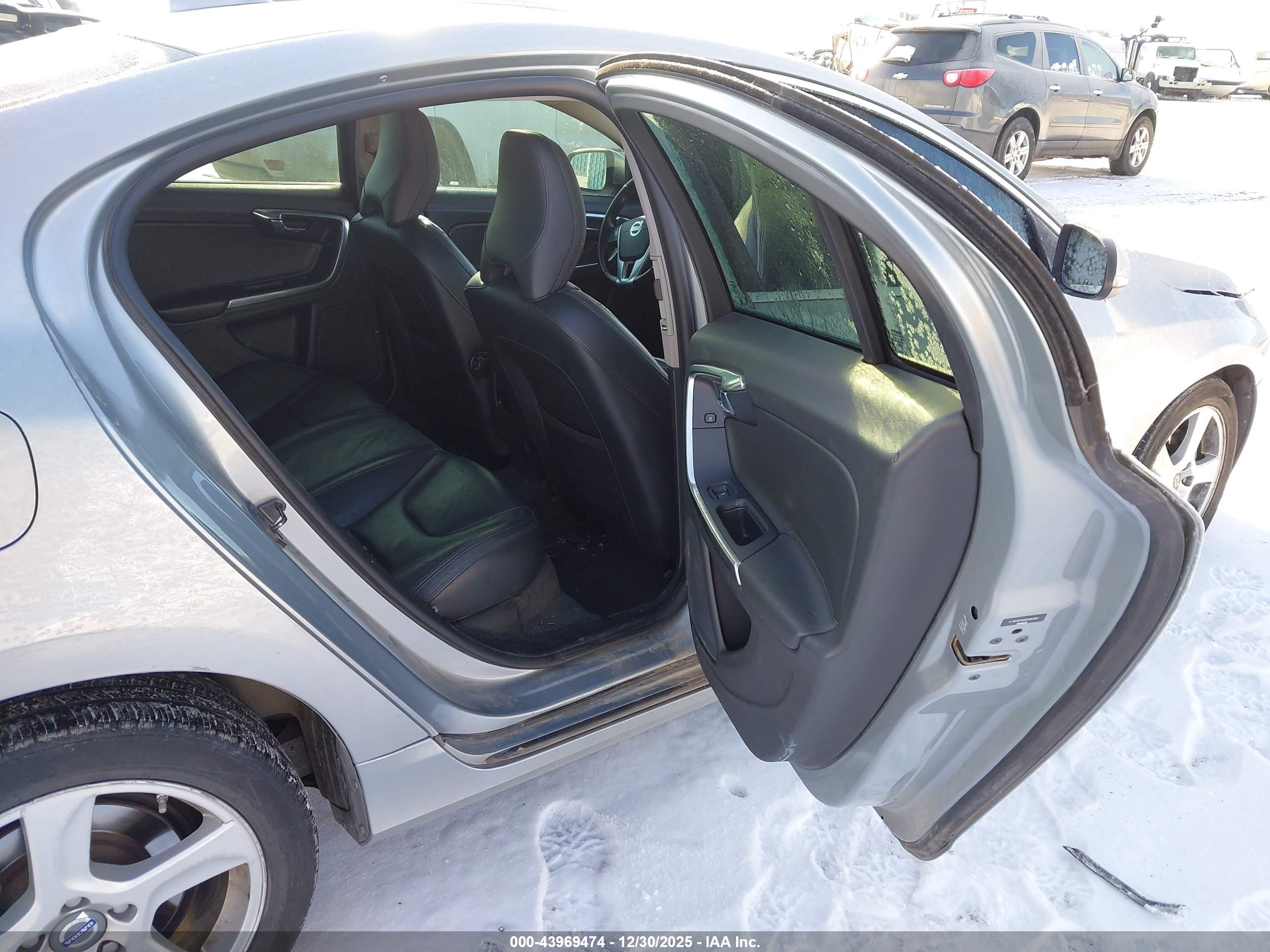 VOLVO S60 image 8