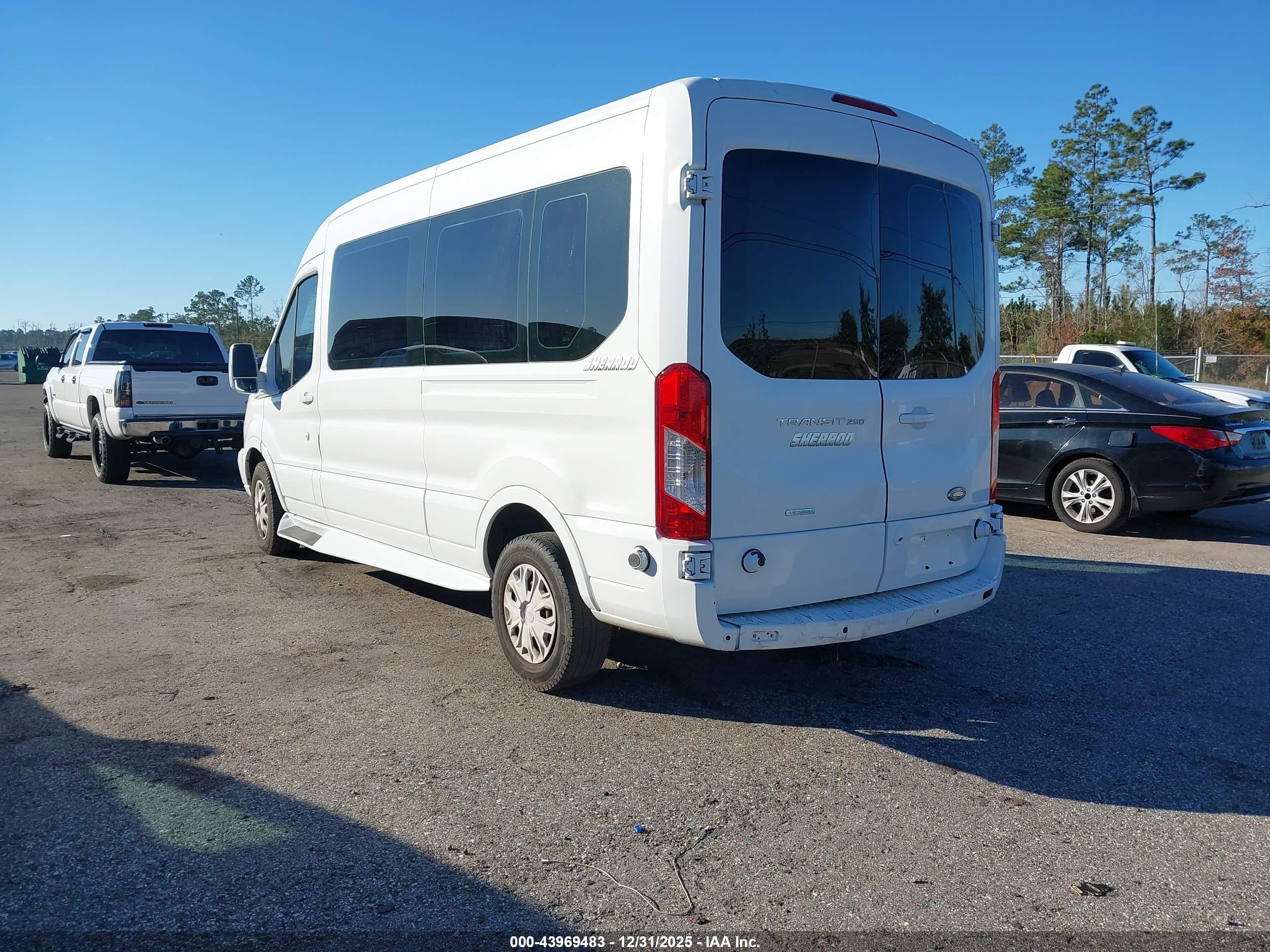 FORD TRANSIT-250 image 3