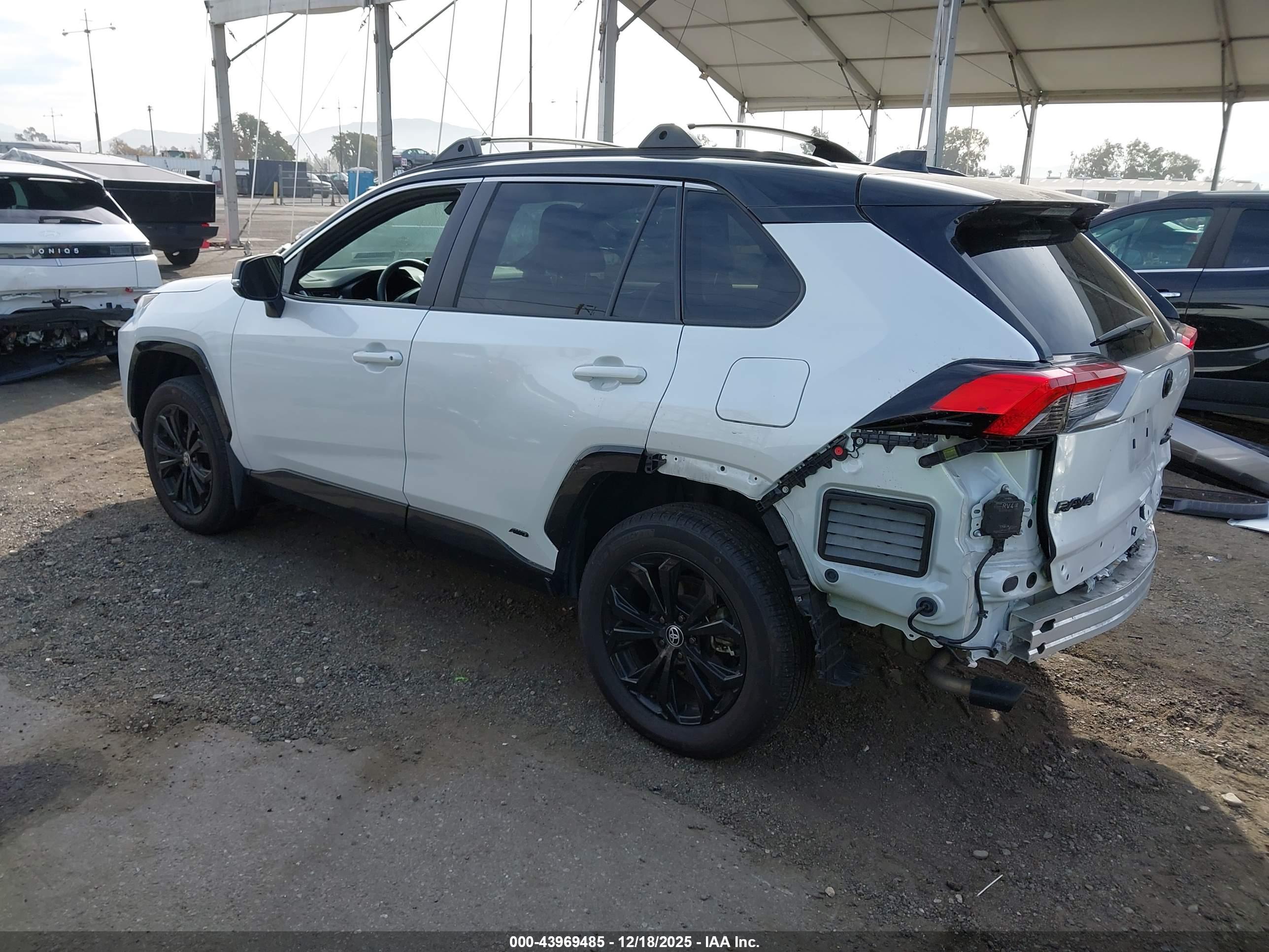 TOYOTA RAV4 image 3