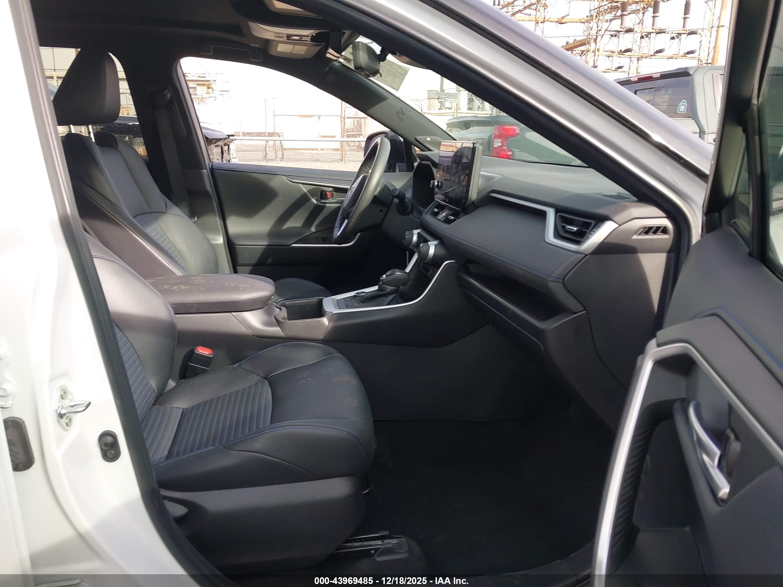 TOYOTA RAV4 image 5