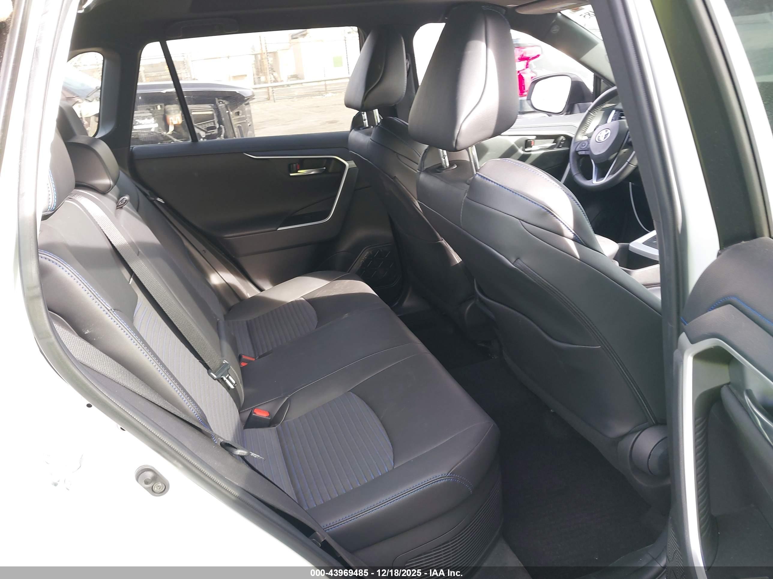 TOYOTA RAV4 image 8