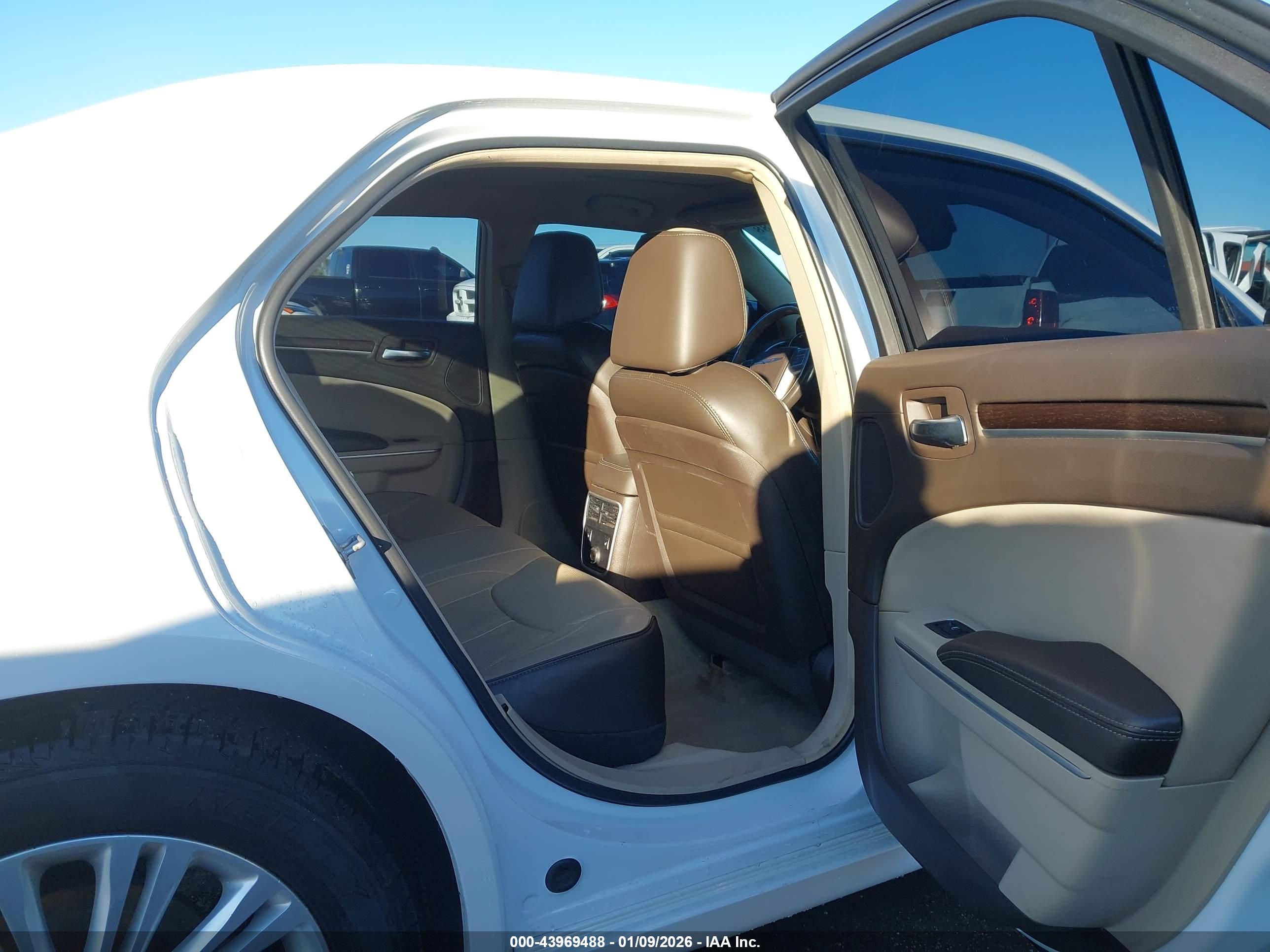 CHRYSLER 300C image 8