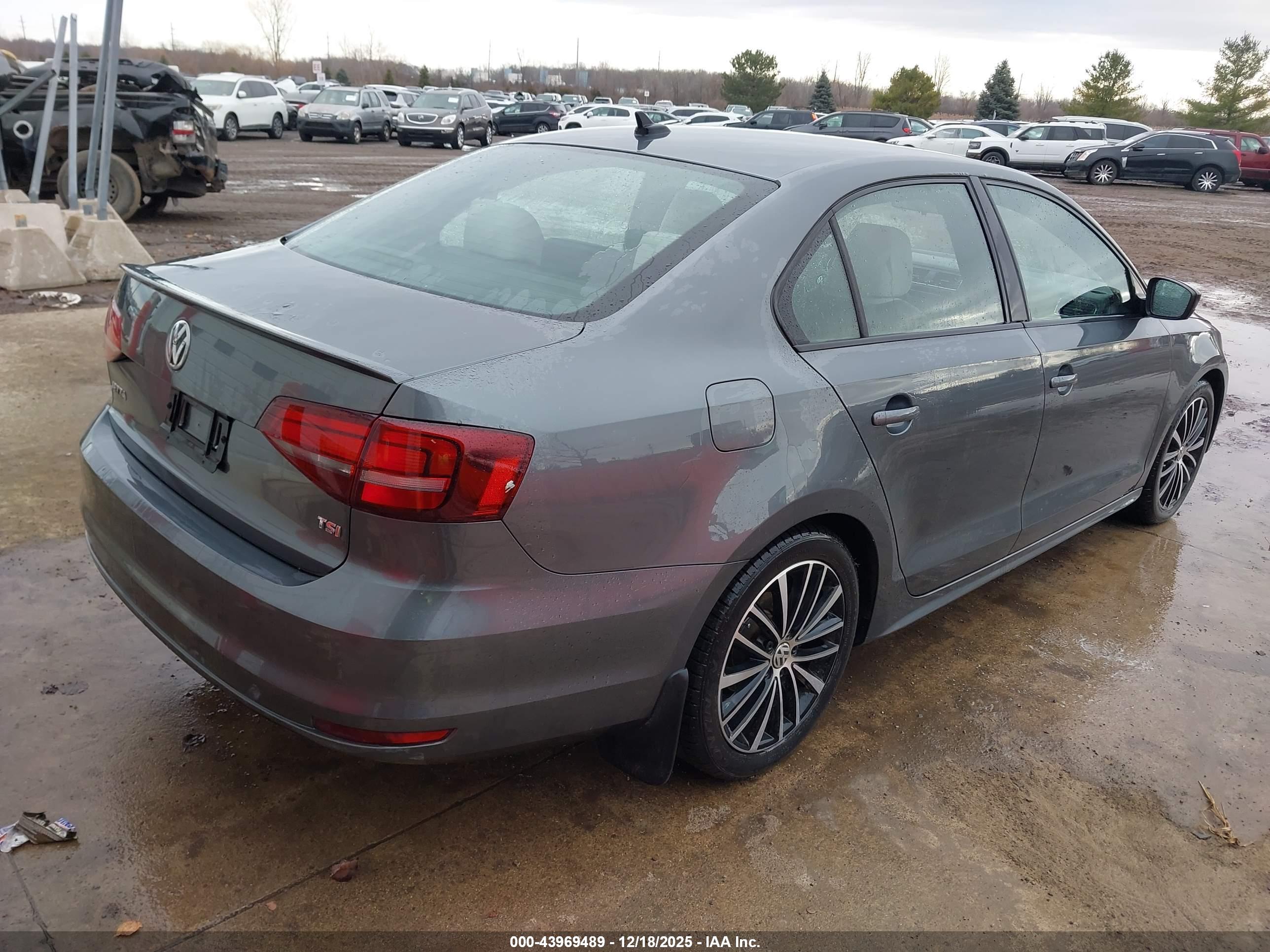 VOLKSWAGEN JETTA image 4