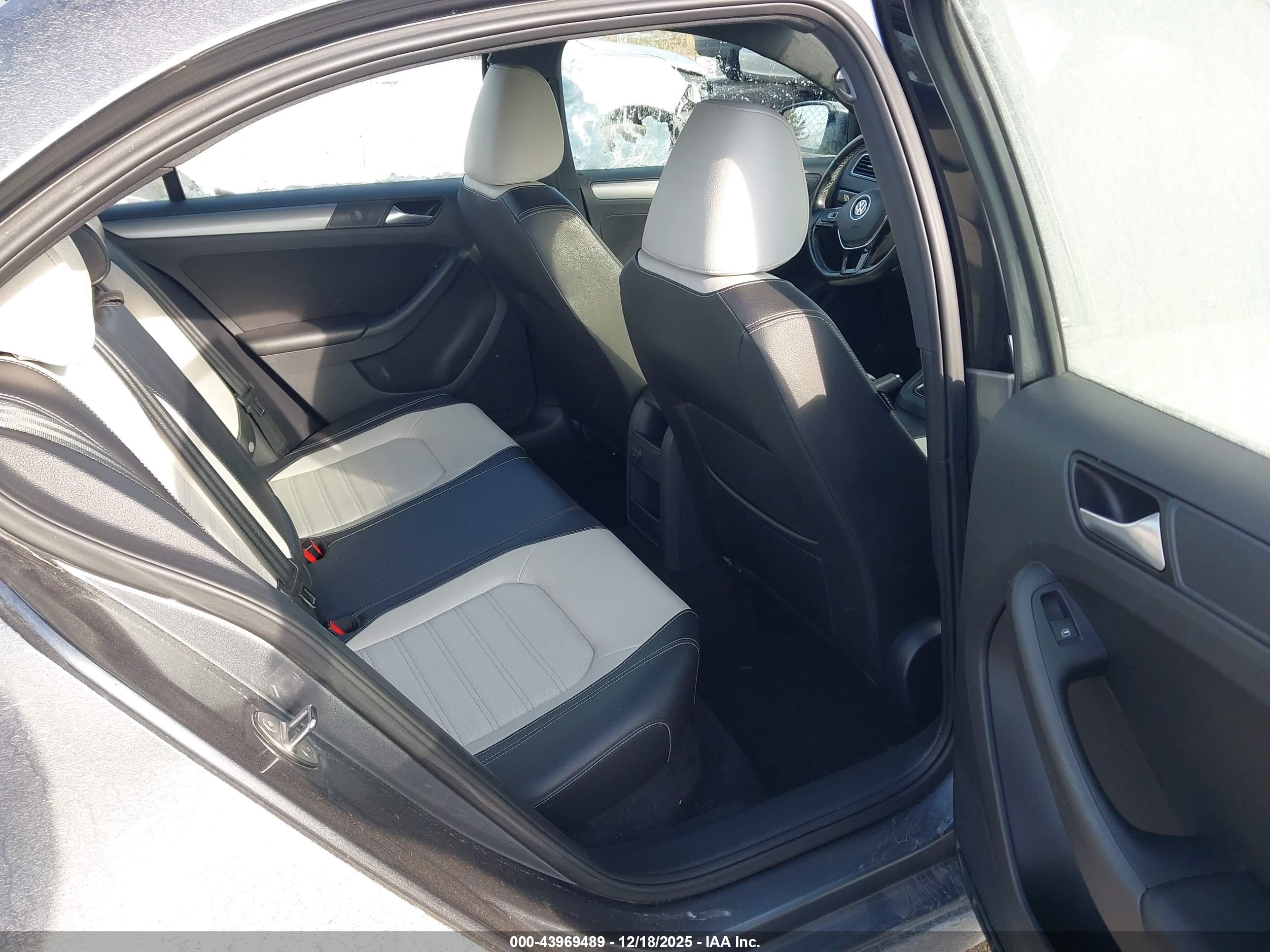 VOLKSWAGEN JETTA image 8
