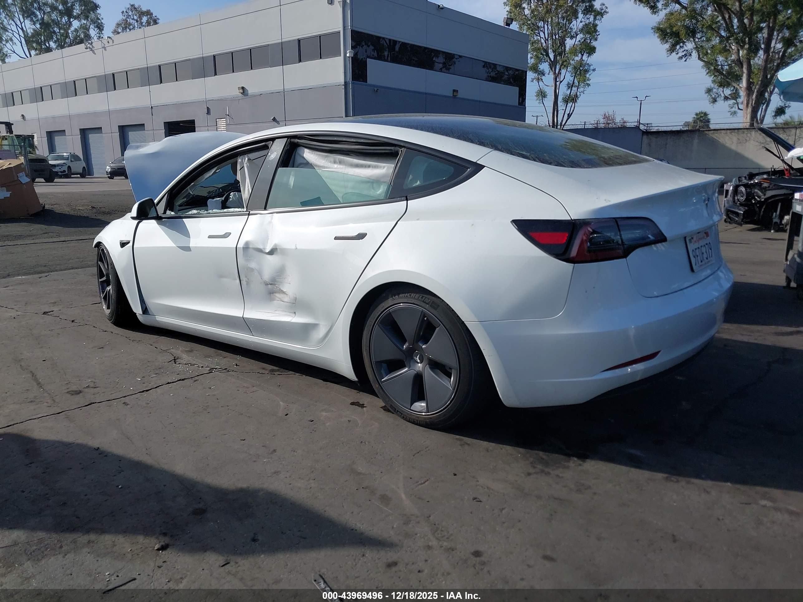 TESLA MODEL image 3