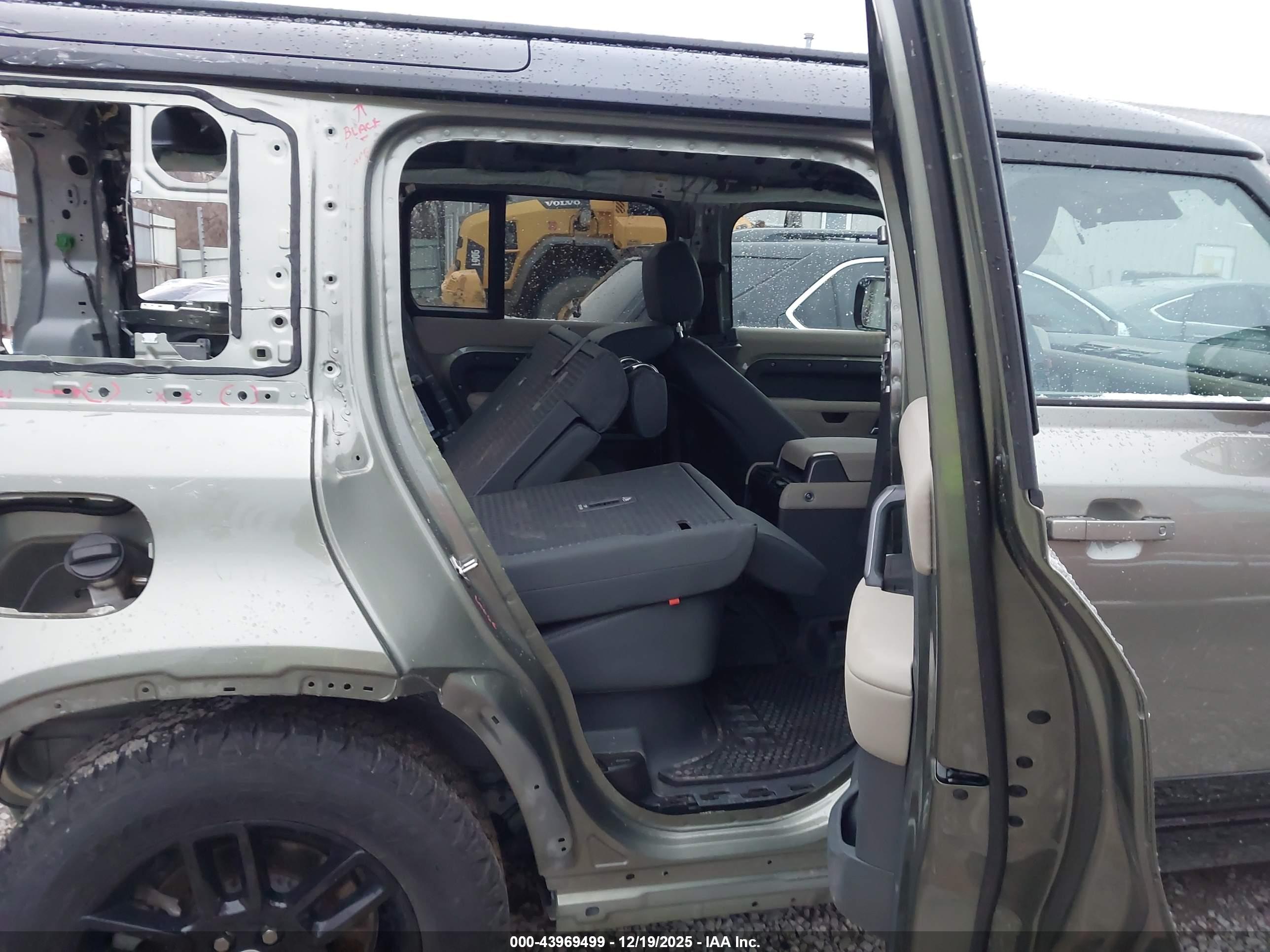 LAND ROVER image 8