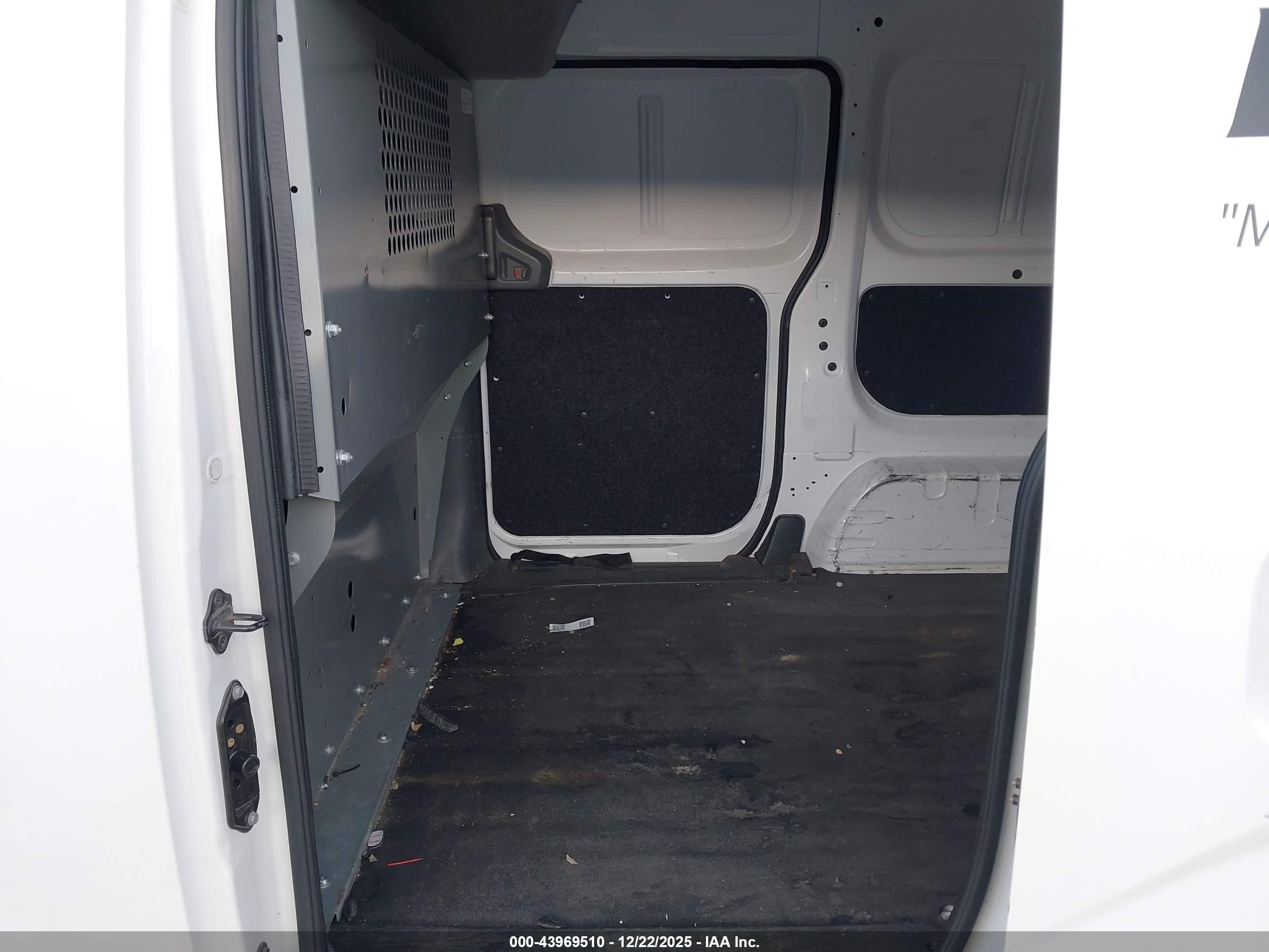 NISSAN NV200 image 8