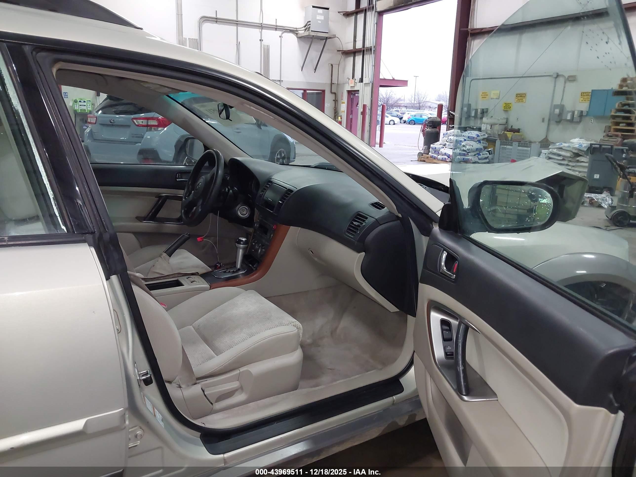 SUBARU OUTBACK image 5
