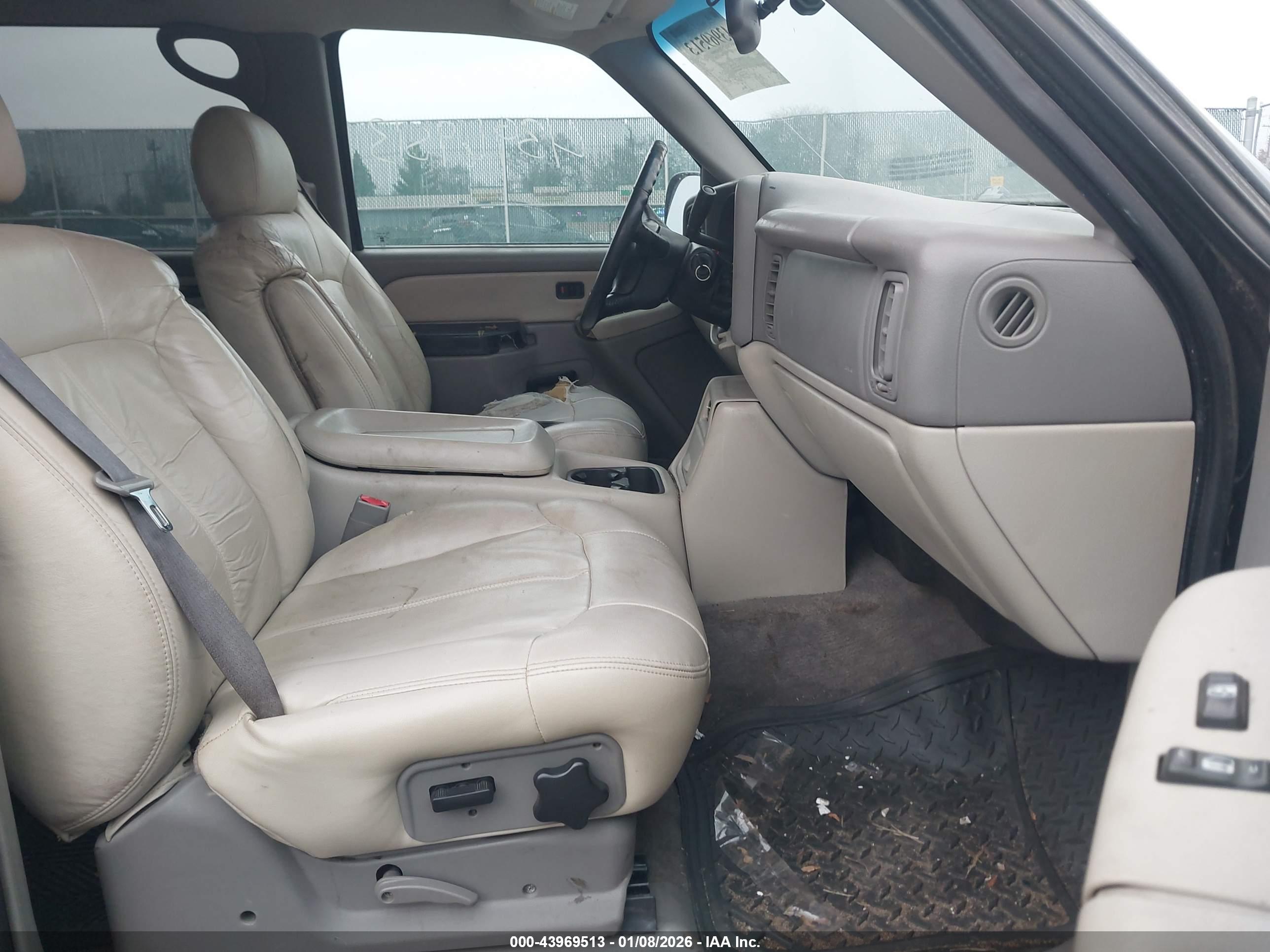 CHEVROLET SUBURBAN image 5