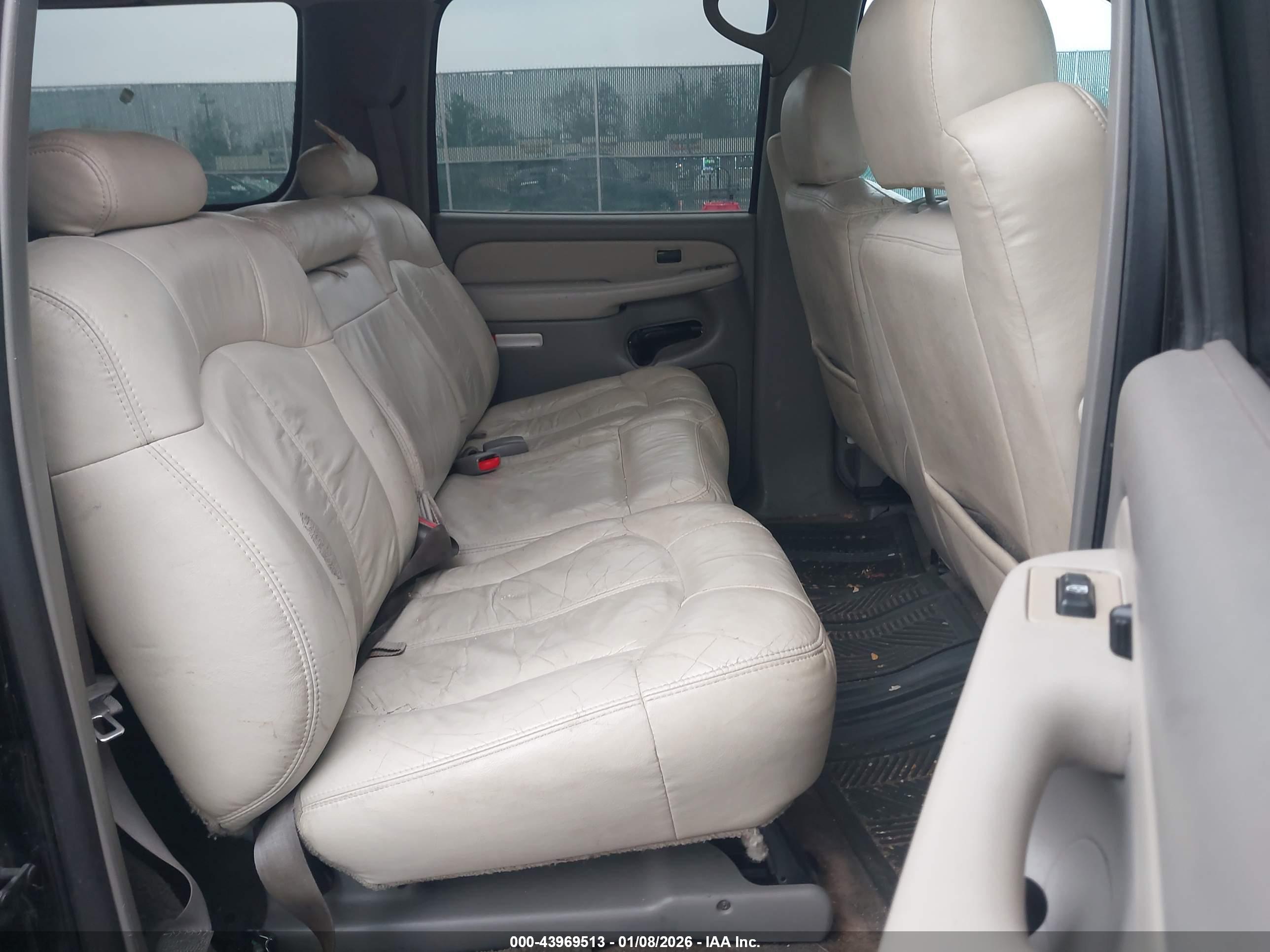 CHEVROLET SUBURBAN image 8
