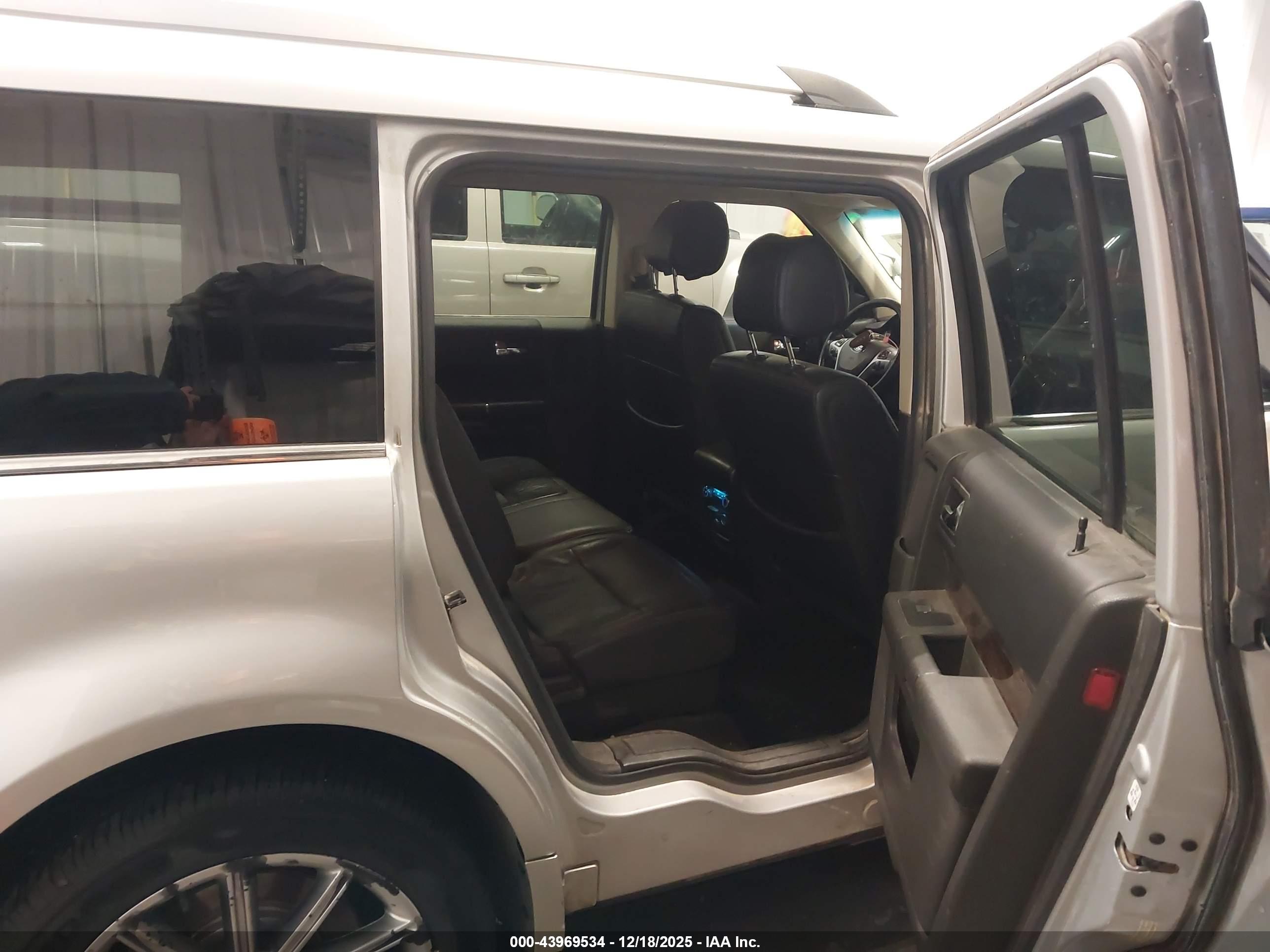 FORD FLEX image 8