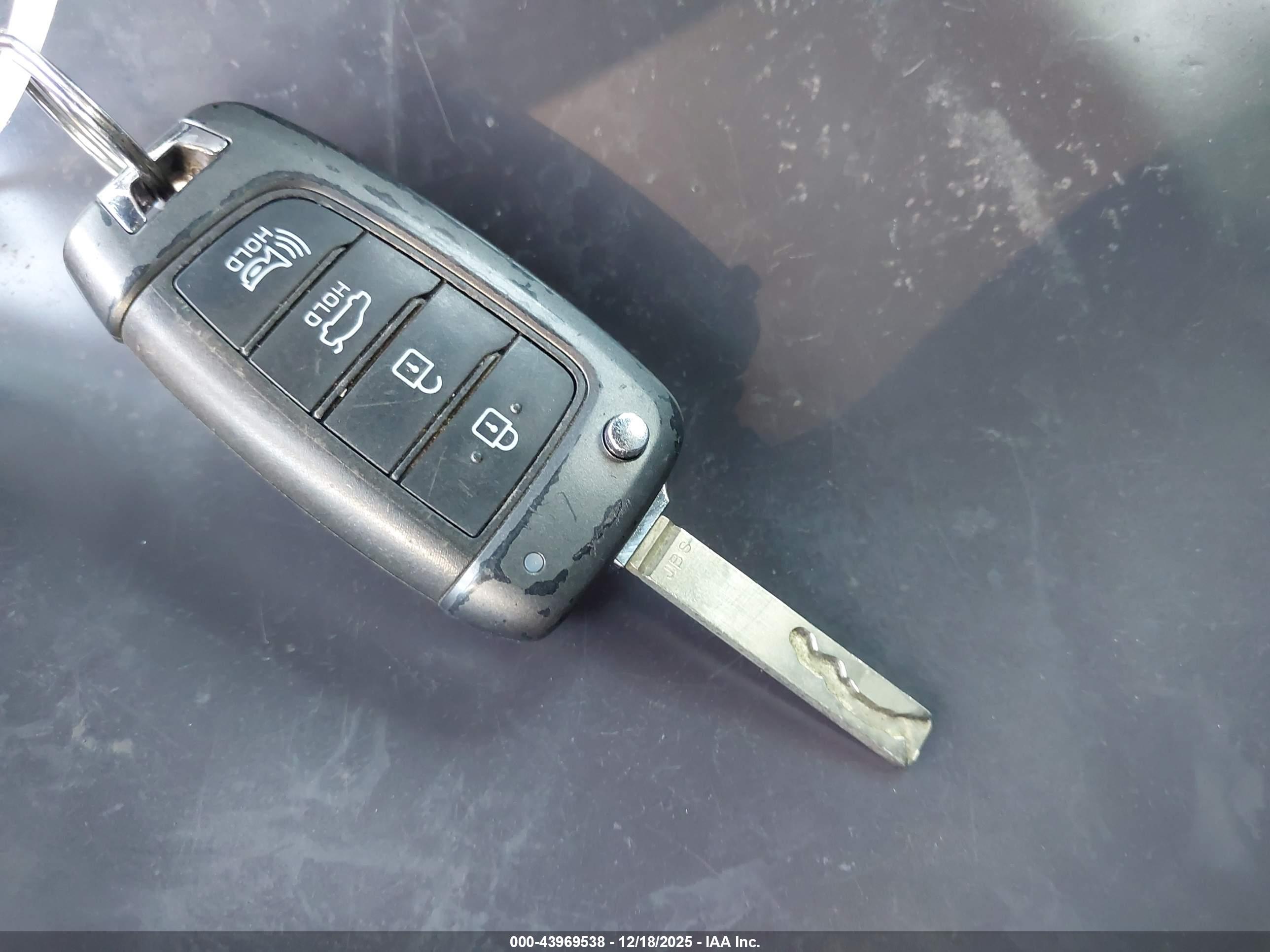 HYUNDAI ELANTRA image 11