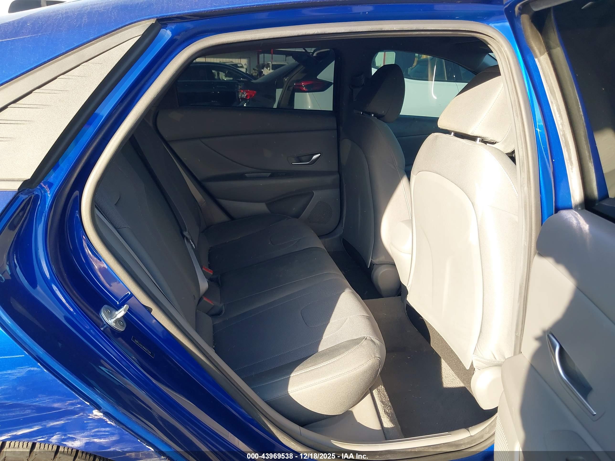 HYUNDAI ELANTRA image 8