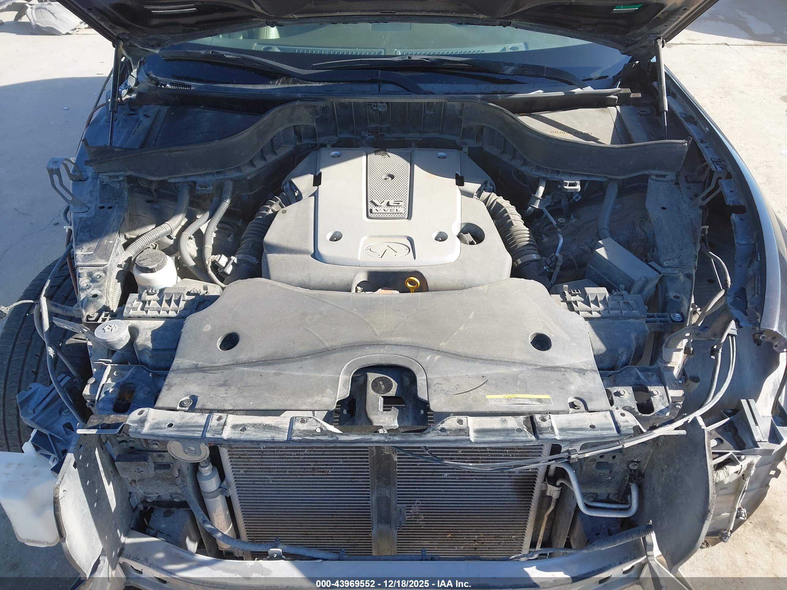 INFINITI QX70 image 10