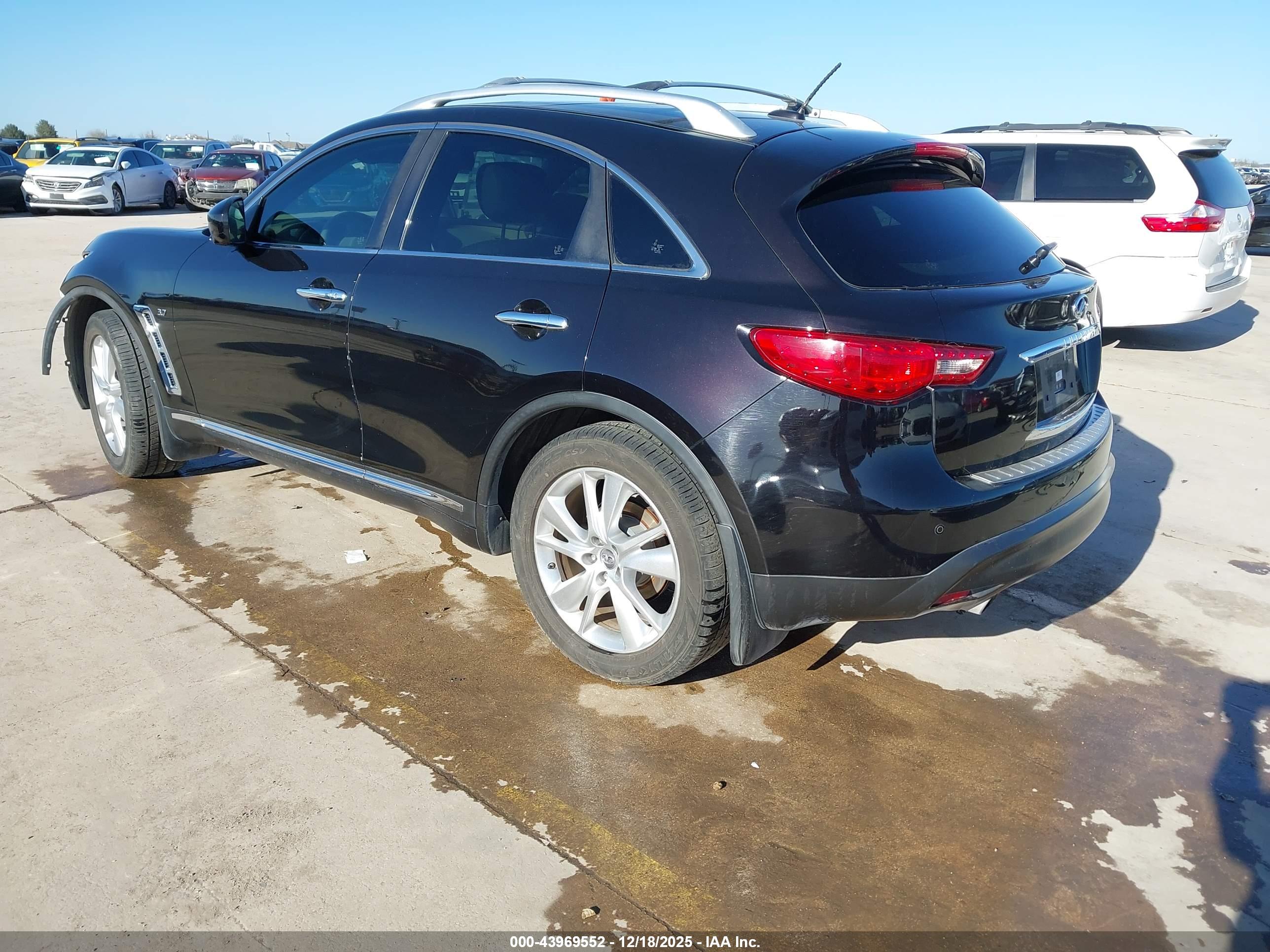 INFINITI QX70 image 3