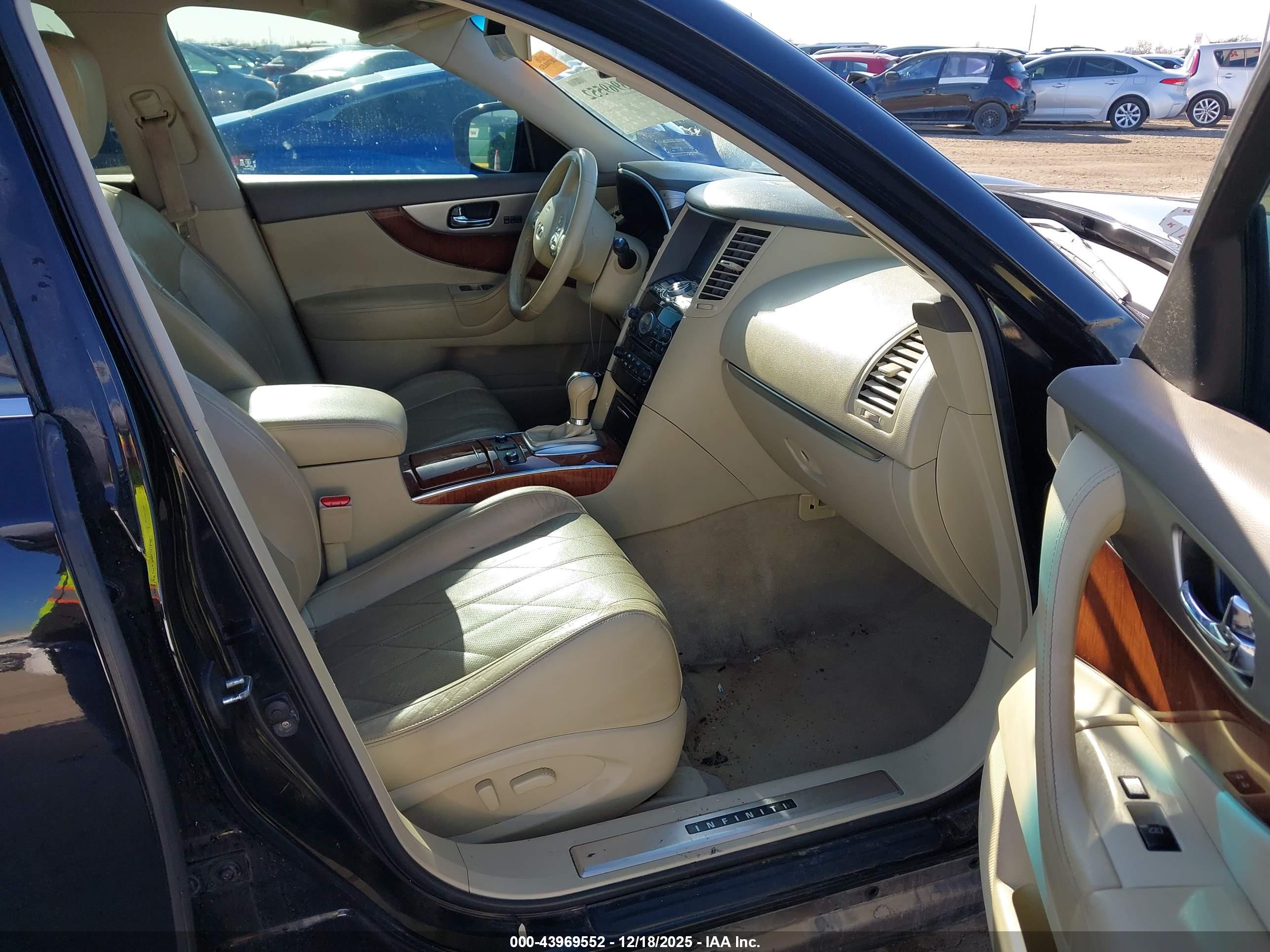 INFINITI QX70 image 5