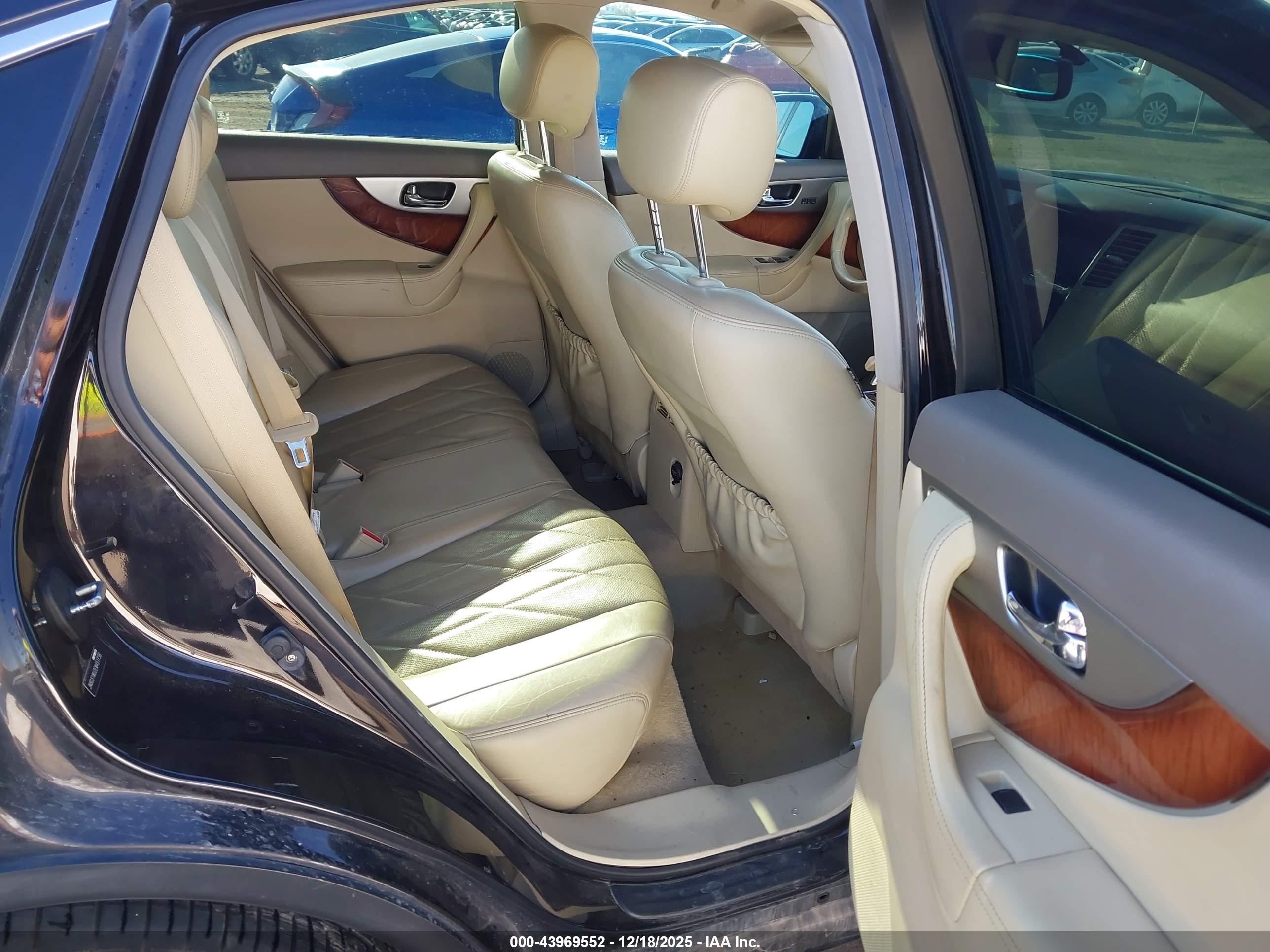 INFINITI QX70 image 8