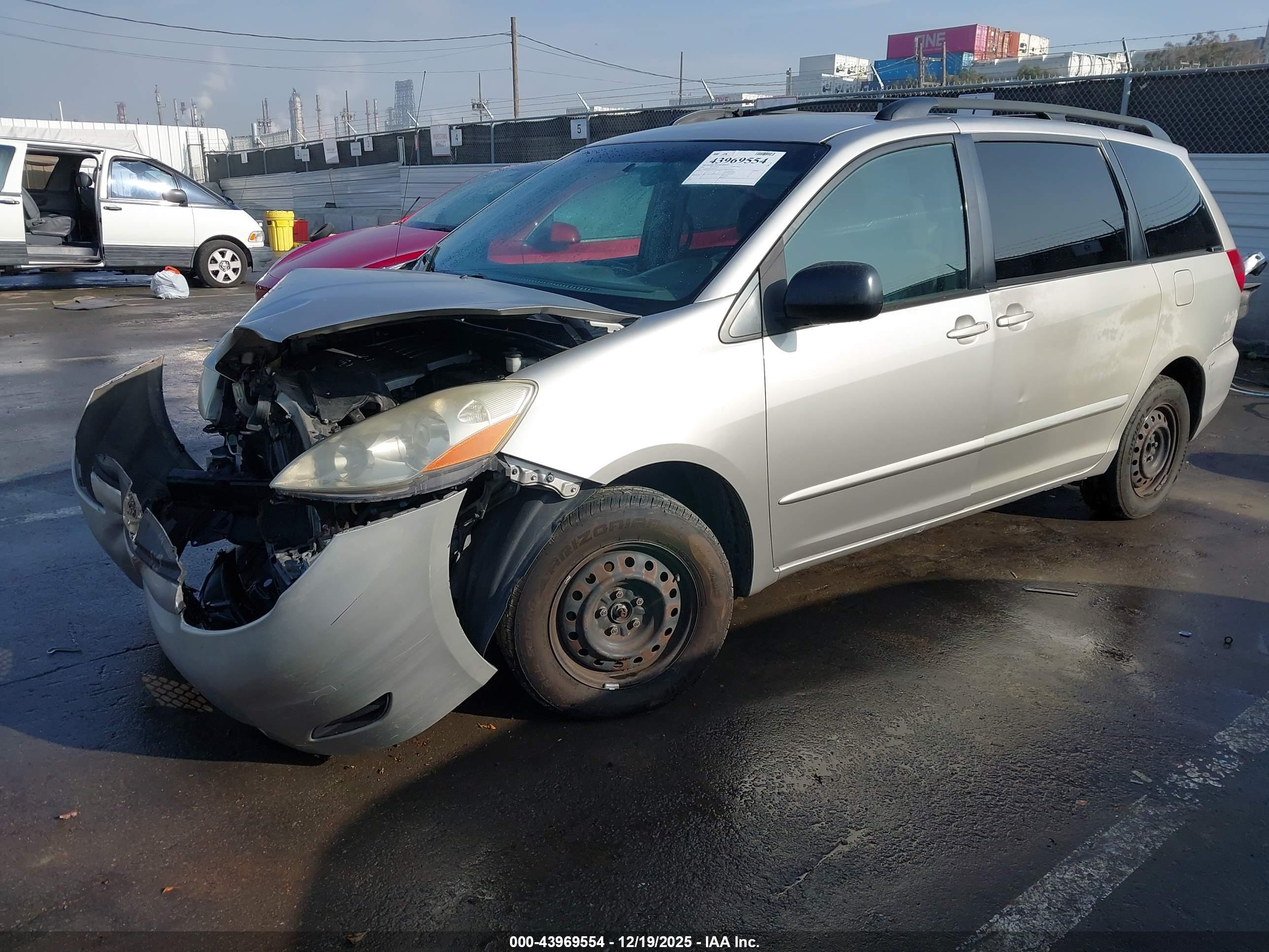 TOYOTA SIENNA image 2
