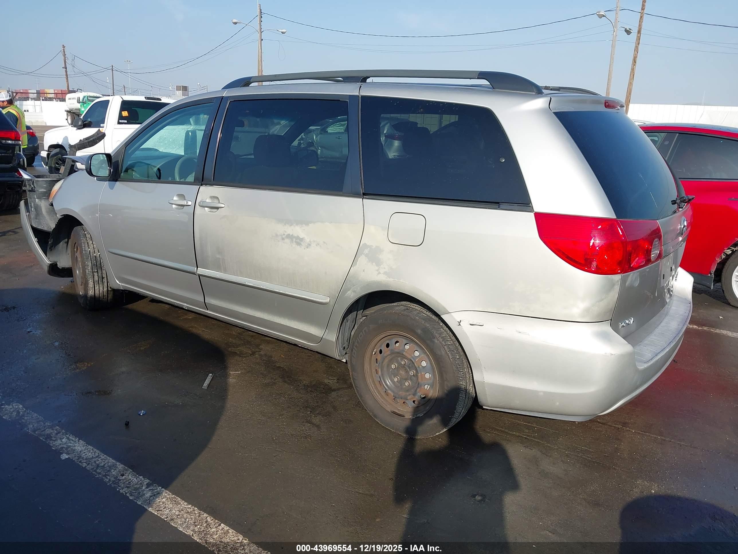 TOYOTA SIENNA image 3