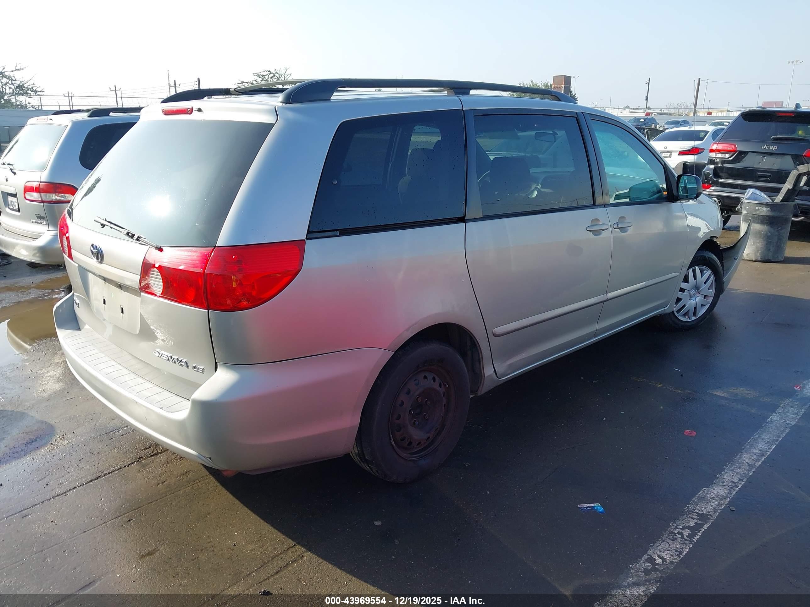TOYOTA SIENNA image 4