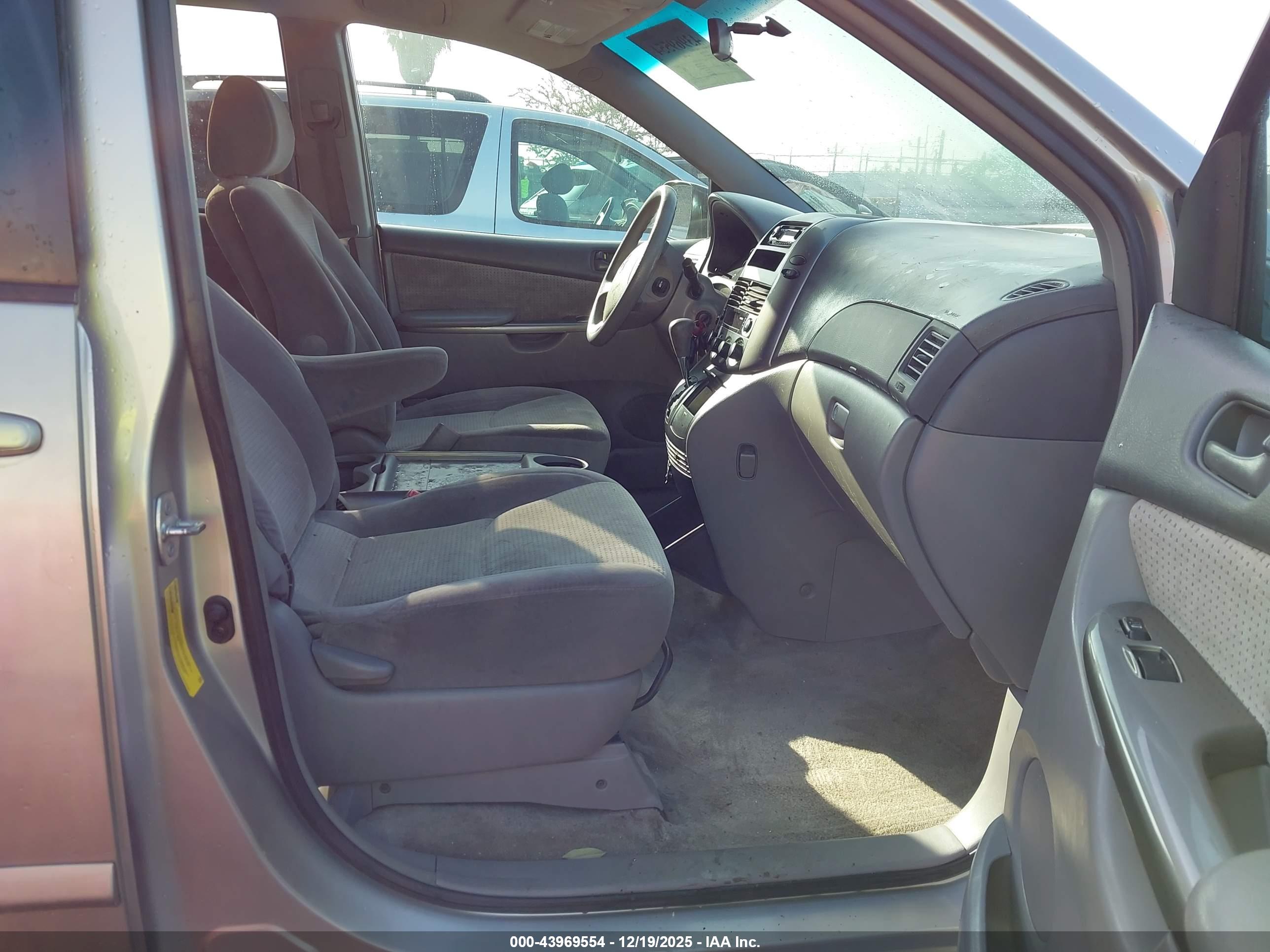 TOYOTA SIENNA image 5